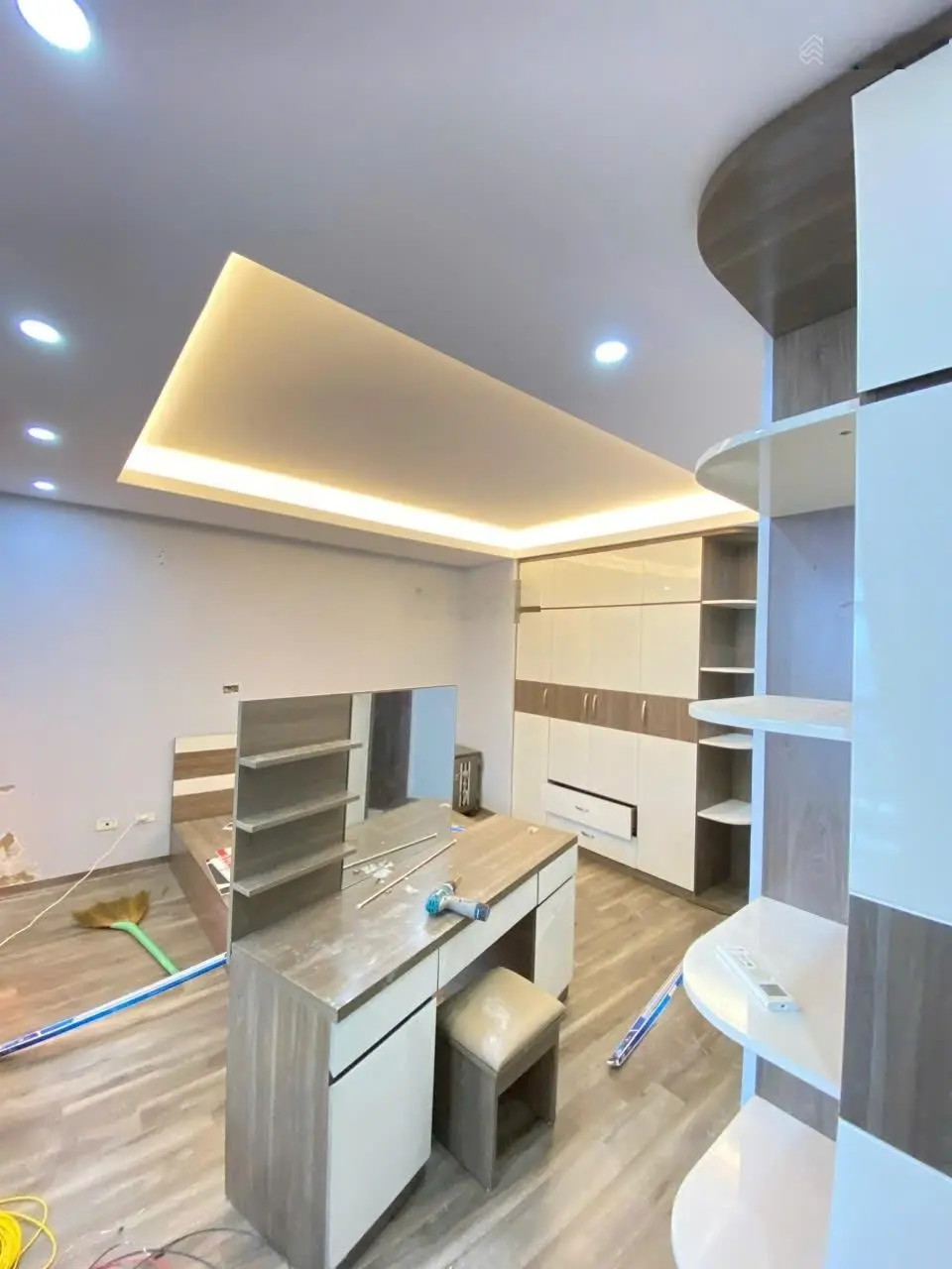 Gia đình tôi chuyển công tác cần bán căn hộ ngay cạnh công viên Cầu Giấy. Phòng khách rỗng rãi.