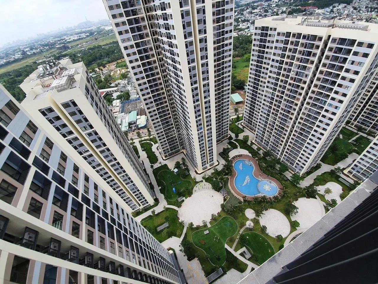 Bán căn hộ 2PN + 1 2tỷ650, sổ, Vinhomes Grand Park tặng full nội thất hướng Đông Nam