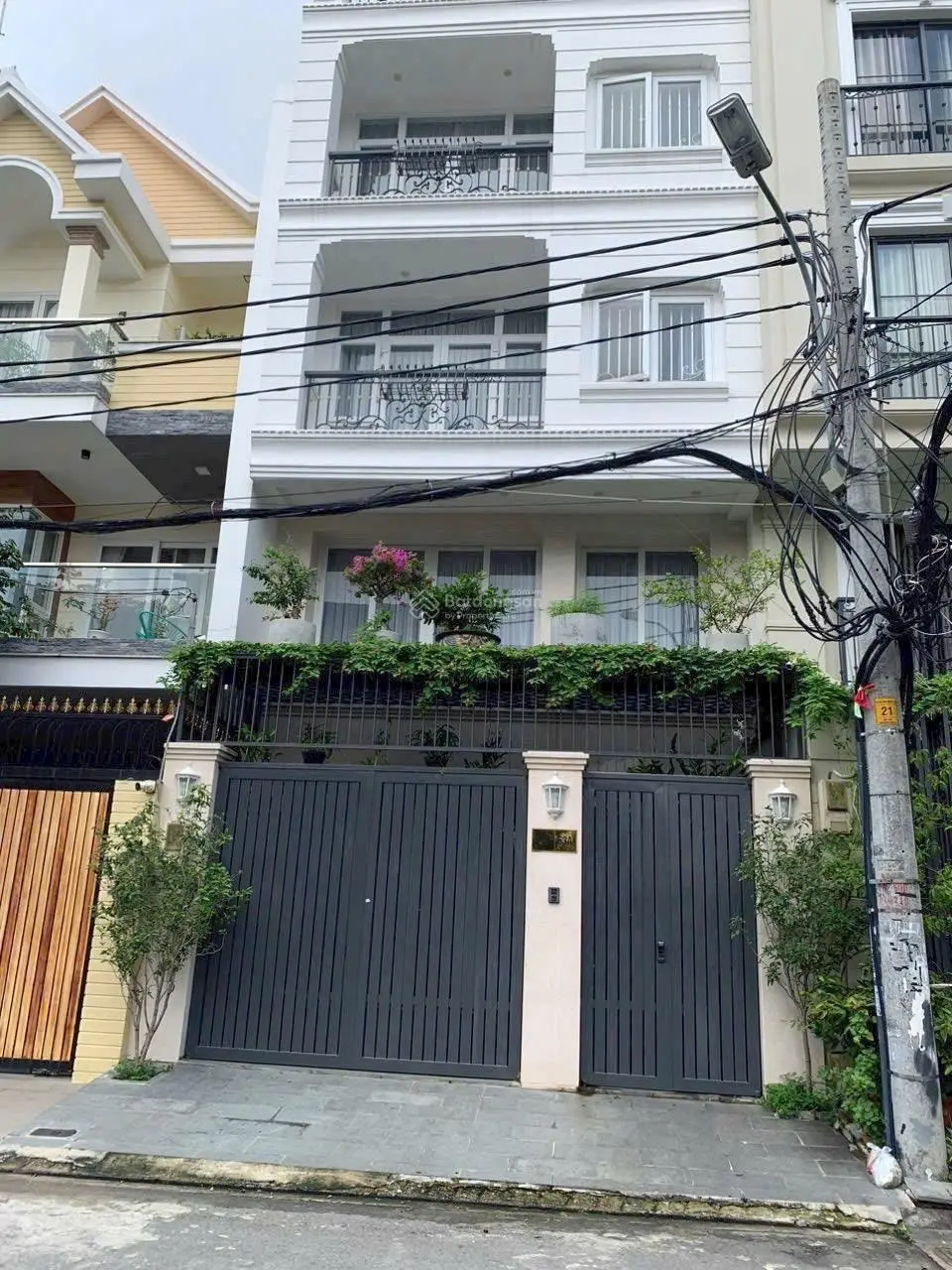 Bán tòa nhà CHDV có thang máy đường Cao Thắng, Quận 10, 67m2, 6x12m