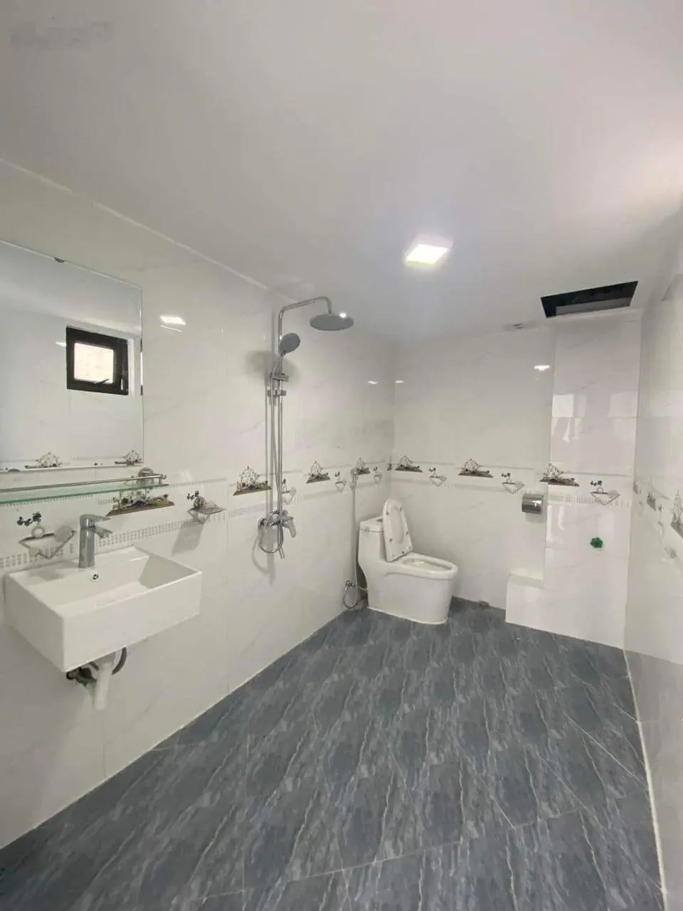 Bán căn 40m2x3T, mặt kinh doanh, gần cầu Đông La, 10 phút ra Penika
