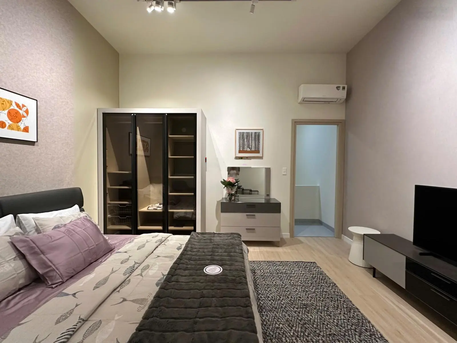 Nhà sổ hồng tiêng, mặt tiền đường DT 743 tp Thuận An, Bình Dương, 1 trệt 2 lầu có sân vườn