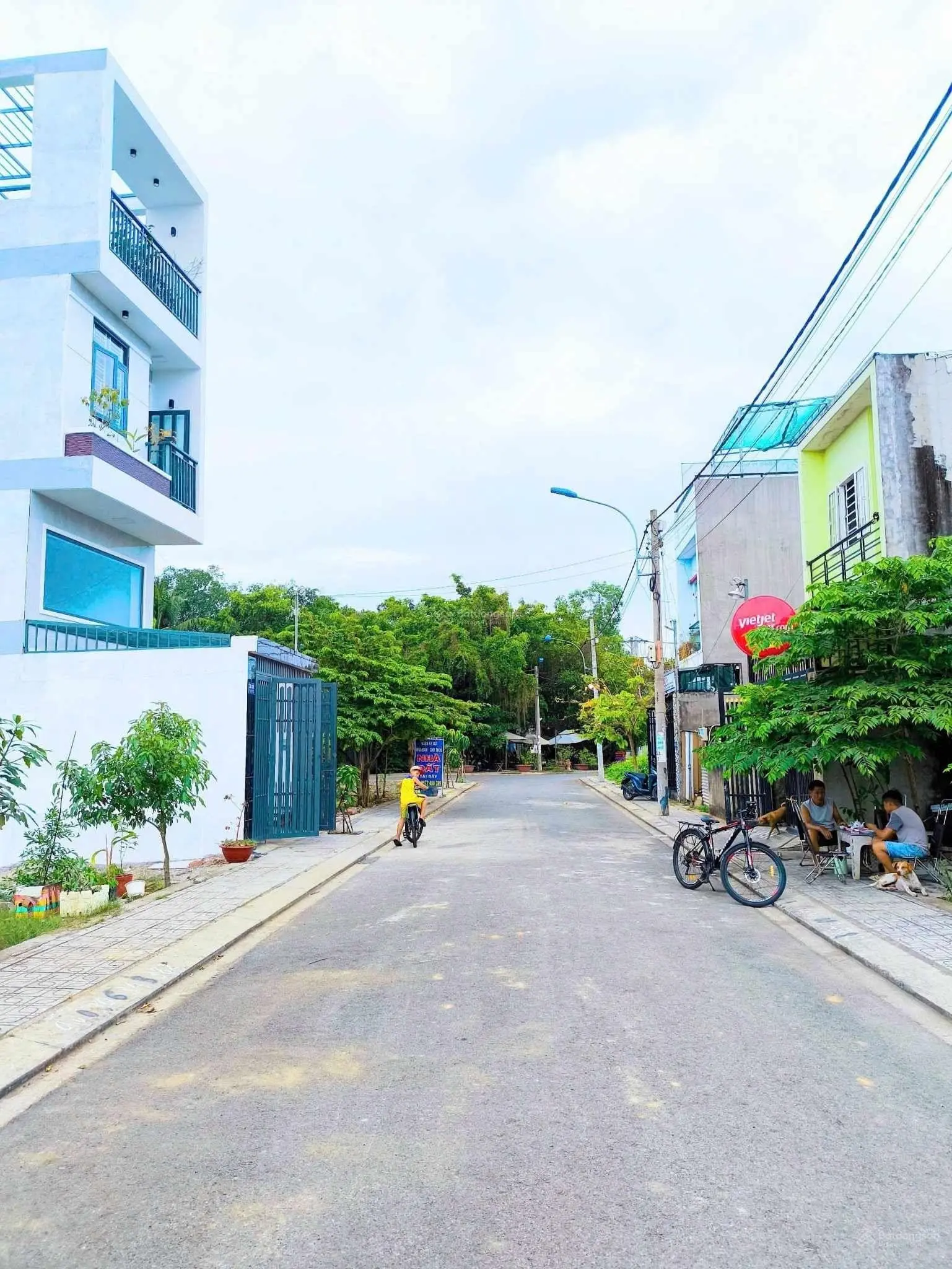 Gấp bán giá rẻ - nhà phố 2 tầng - 56m - gần chợ Long Phước đường ô tô