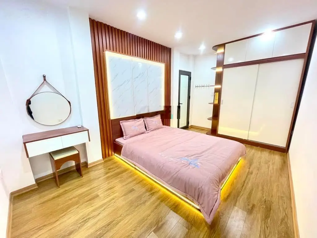 Ngõ thẳng cách 20m ra ô tô tránh bán nhà phố Trạm sát Aoen 40m2 x 5 tầng giá hơn 6,7 tỷ có TL