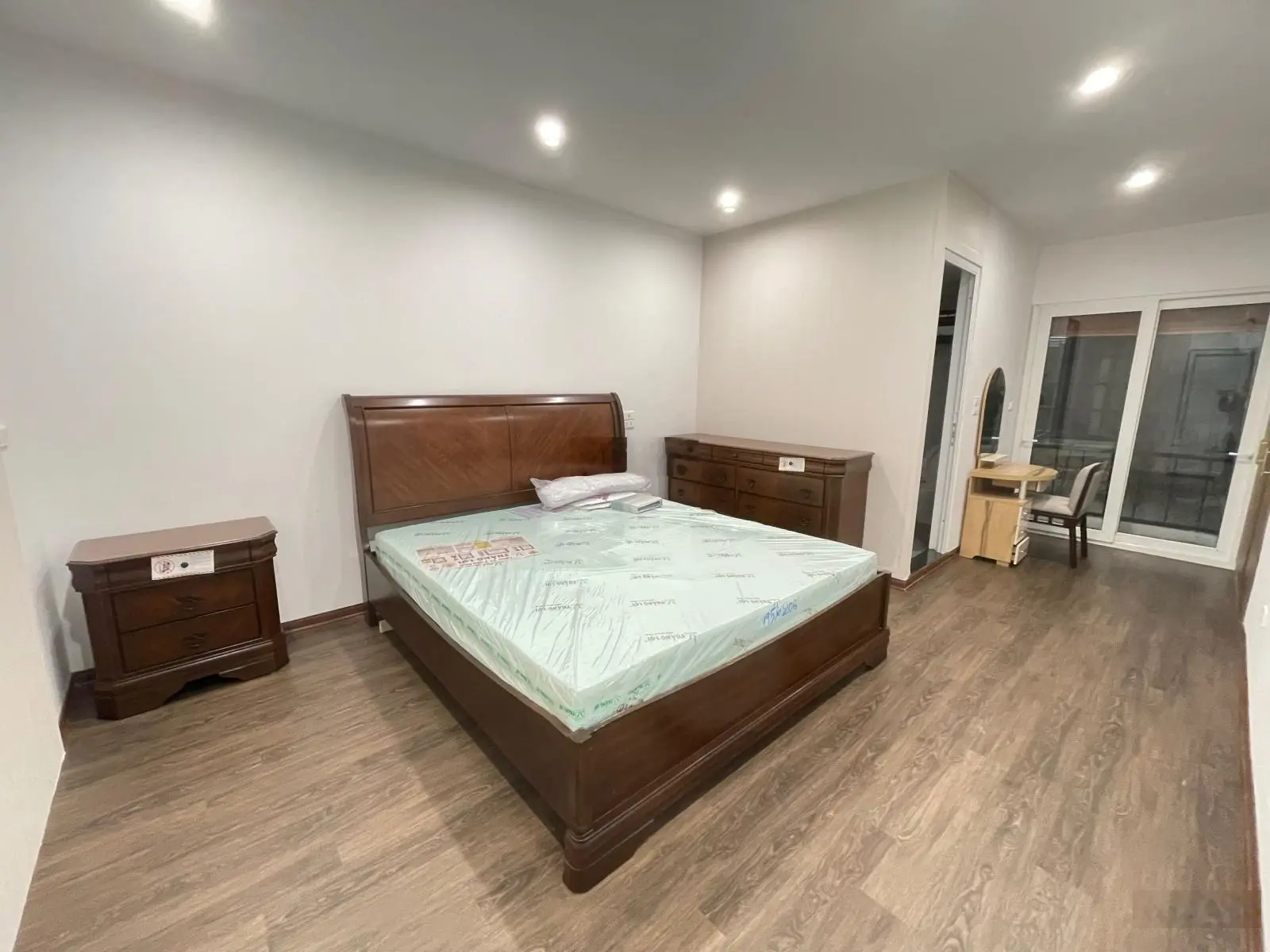 Bán căn nhà 2 tầng diện tích 104m2, sân vườn đẹp, nhìn ra công viên và hồ nhỏ, sát Hồ Tây