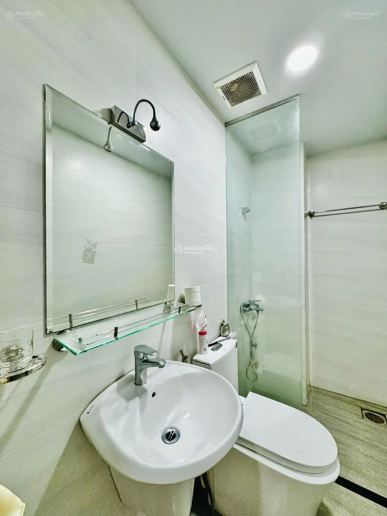 Kẹt tiền bán gấp nhà có phong thủy tốt Trần Quang Diệu, Quận 3. DT 53,8 m2. Gần chợ Nguyễn Văn Trỗi