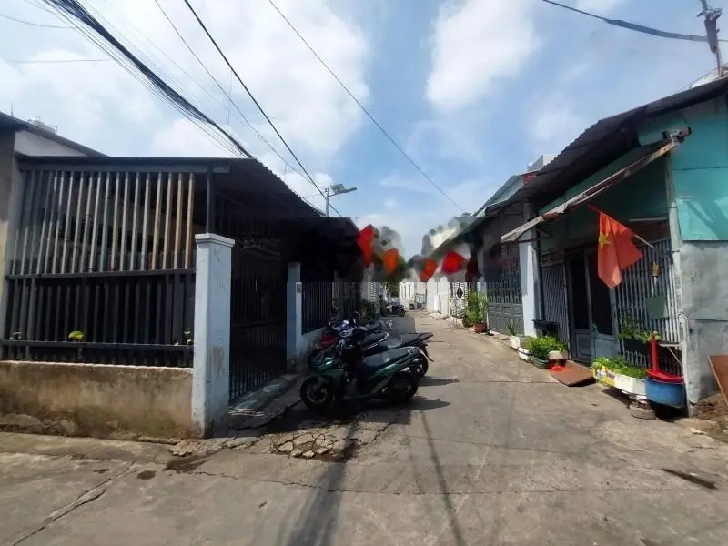 Bán nhà 100m2 An Bình, lô góc 2 mặt hẻm, đường xe hơi vi vu, gần KCN Sóng Thần