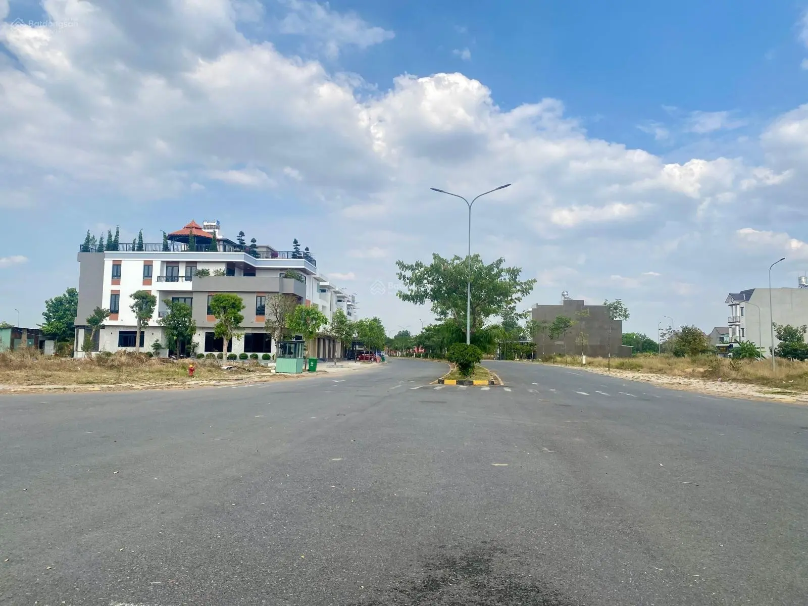 Bán lô đất khu Long Hưng giá 1 tỷ 950 triệu, đối diện công viên, nở hậu