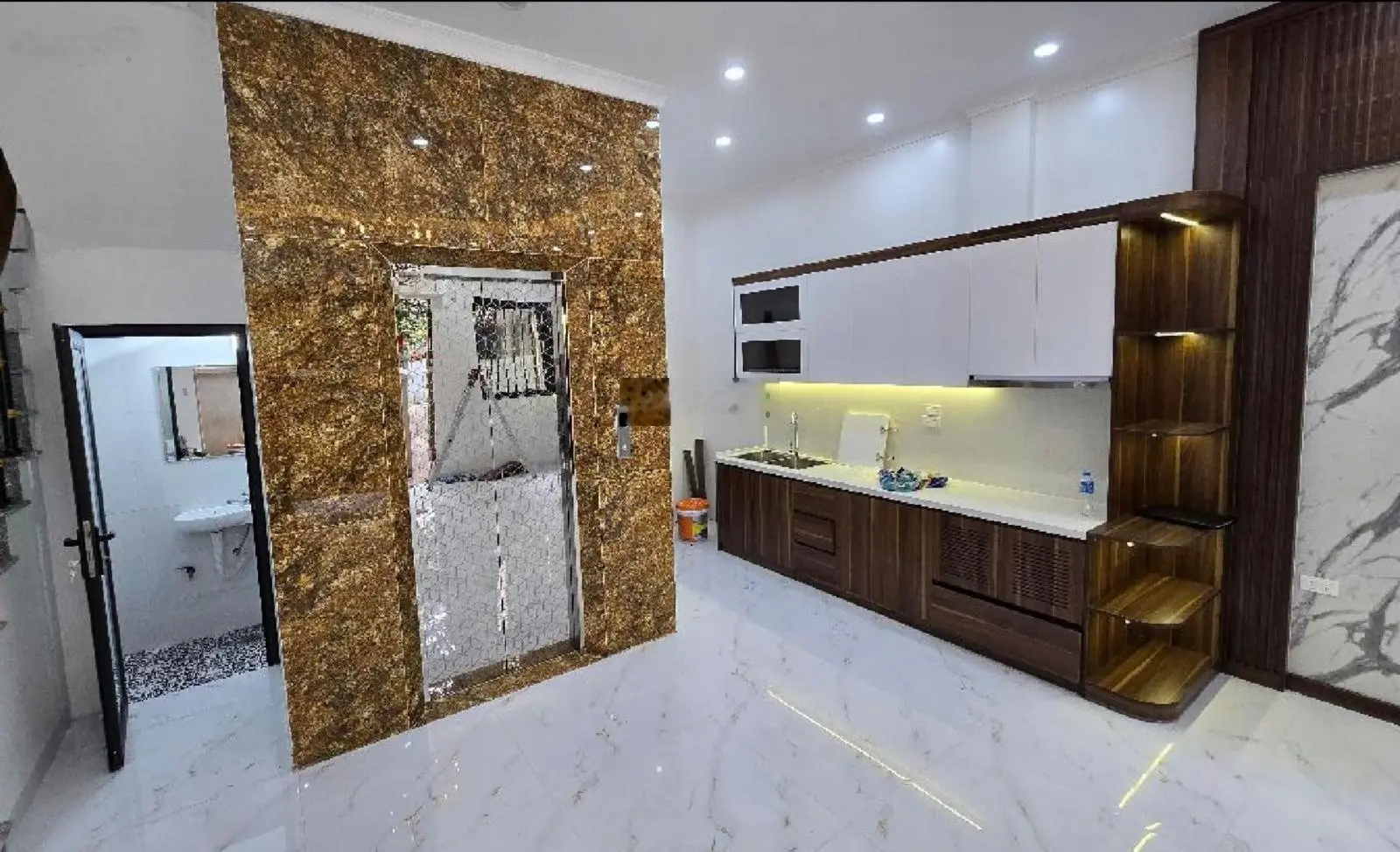 Bán nhà dân xây tại Xuân La, 54m2, 6 tầng , mặt tiền 6m ,có thang máy, gần phố ,ở ngay, giá 11,2 tỷ