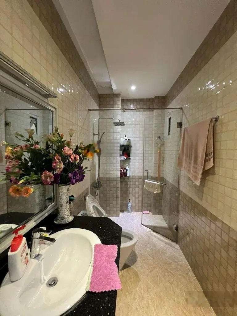 Nhà đẹp 4 tầng, hxh 8m thông, dt 100m2, ngang 5m, 4pn, tặng nội thất,gần kđt vạn phúc city, thủ đức