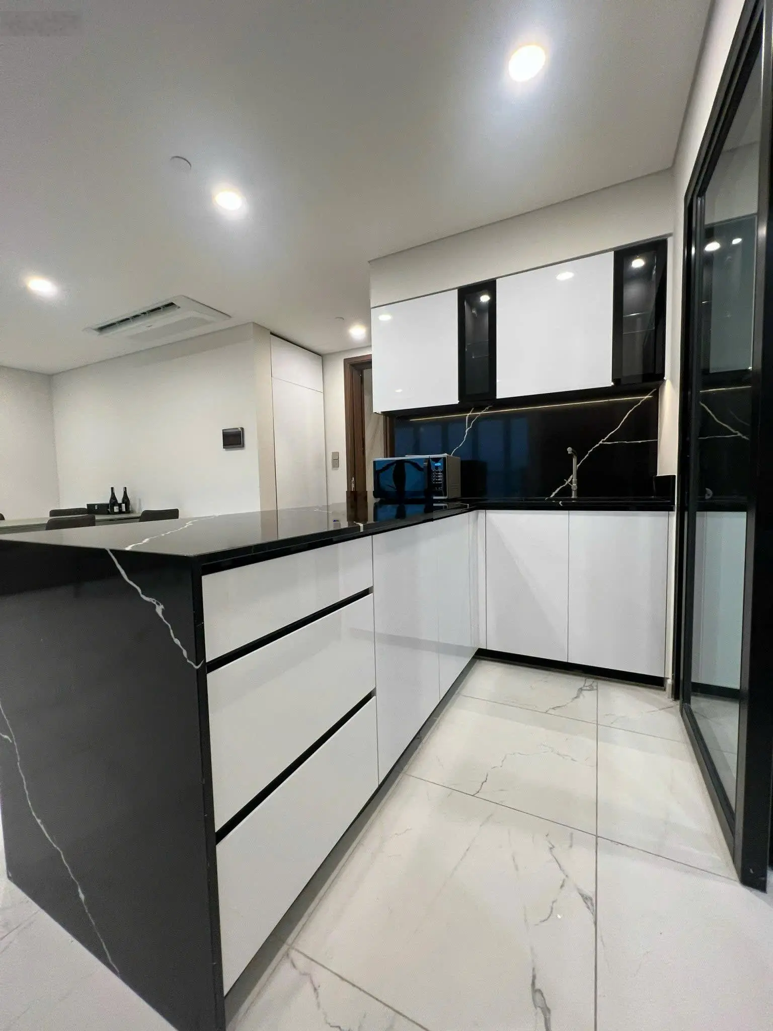 Bán 3 phòng ngủ The Galleria Metropole suất SPA 28 tỷ all in view sông trực diện đầy đủ nội thất
