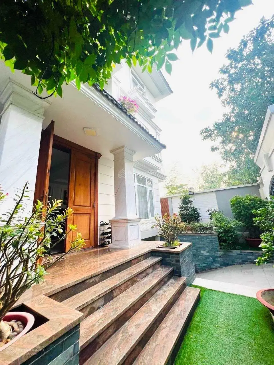 Định cư bán gấp biệt thự KDC Him Lam tặng nội thất 0909 924 ***