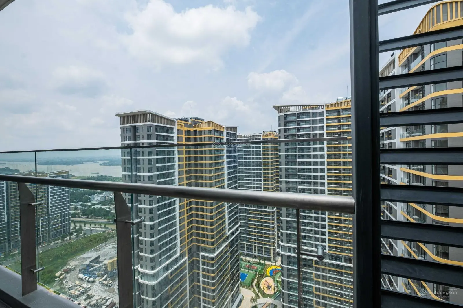 Căn góc 2PN rẻ nhất phân khu The Beverly, bàn giao full thiết bị, view sông cực đẹp, lh 0936 785 ***