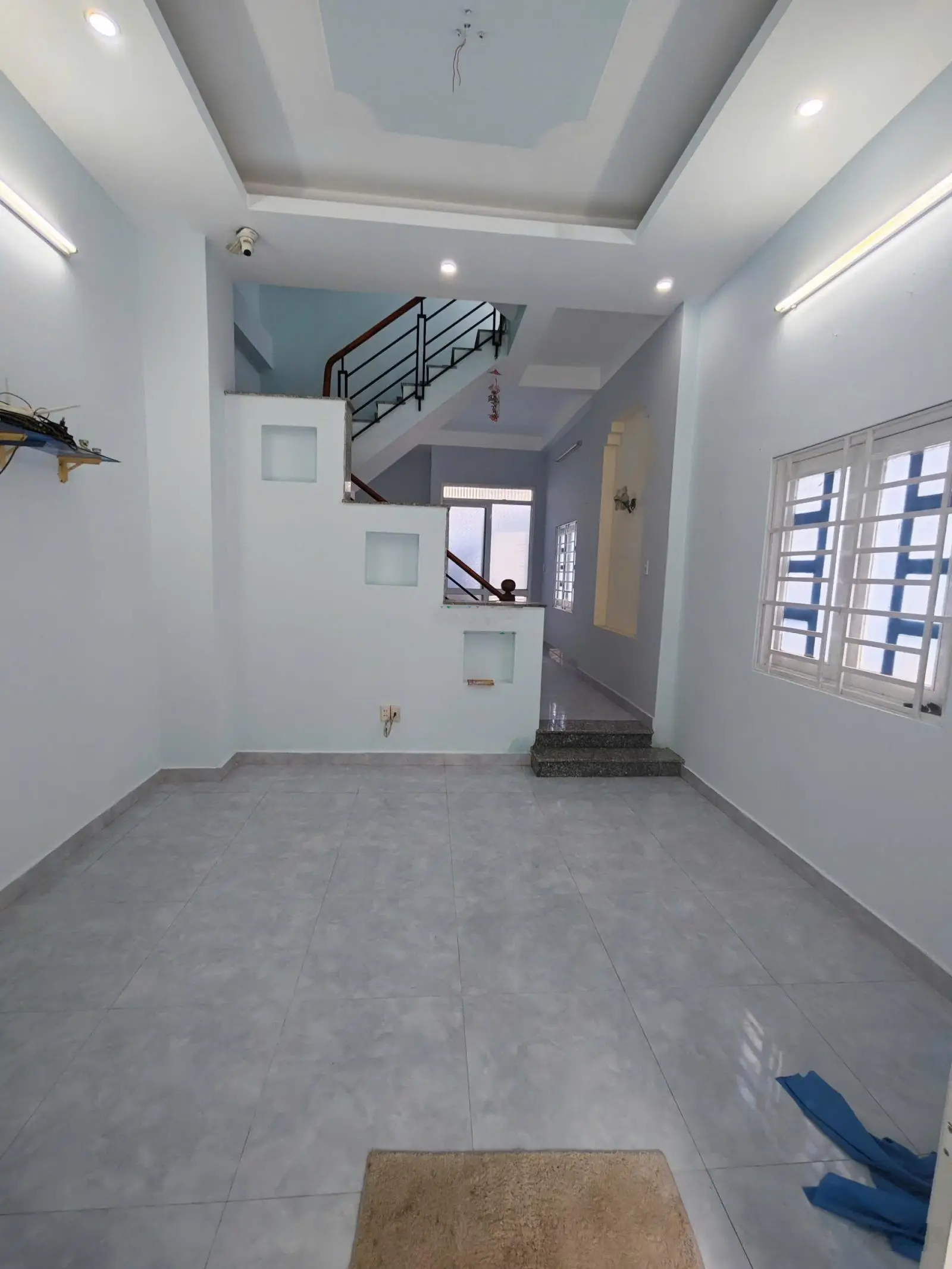 Cần bán gấp nhà 1 trệt 2 lầu, 2MT hẻm xe hơi đường Gò Cát, Phú Hữu, DT 58m2/4.25 tỷ TL