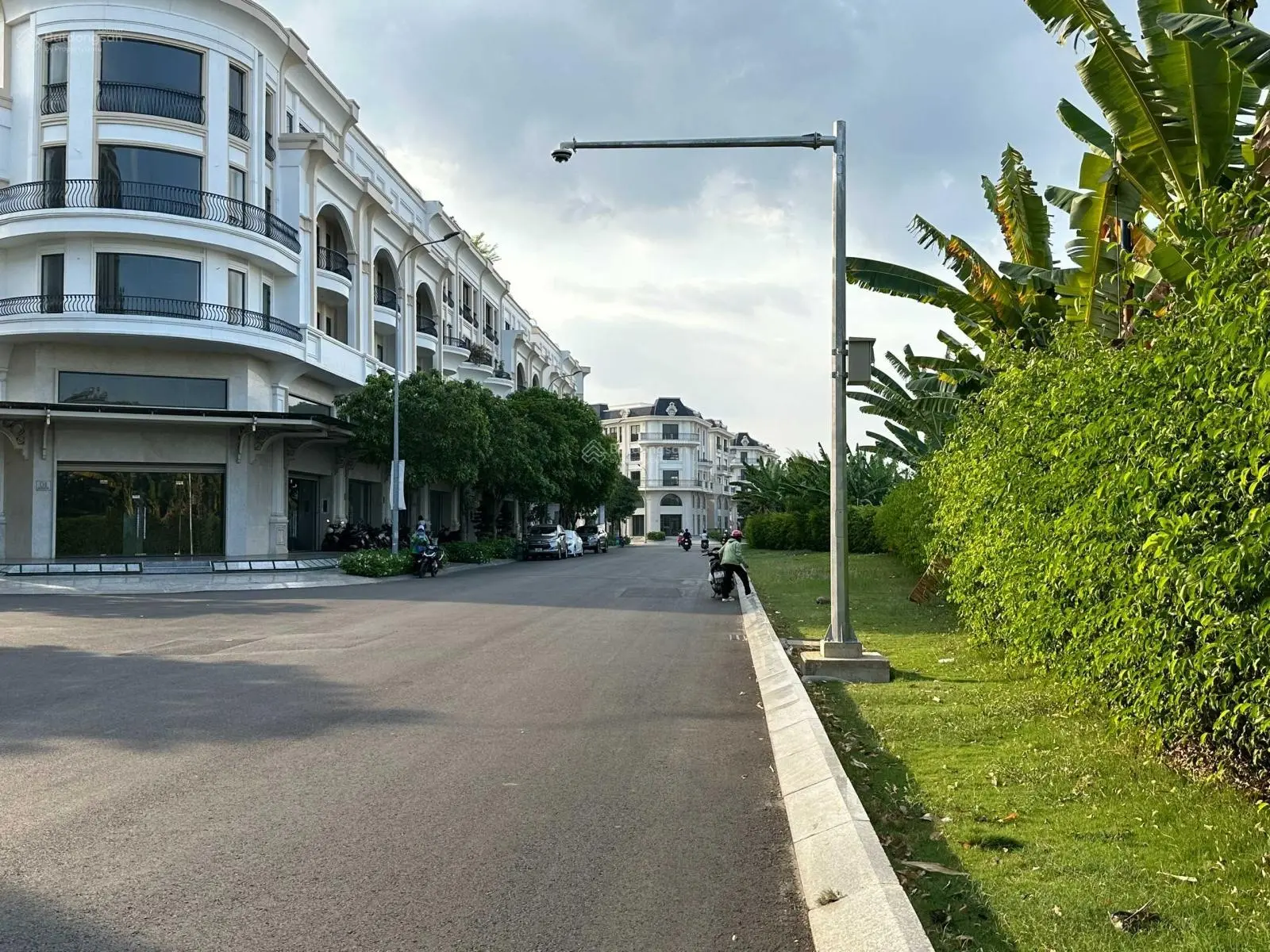 Bán gấp lô góc 2 mặt tiền khu VIP Thủ Đức; 0933 352 ***