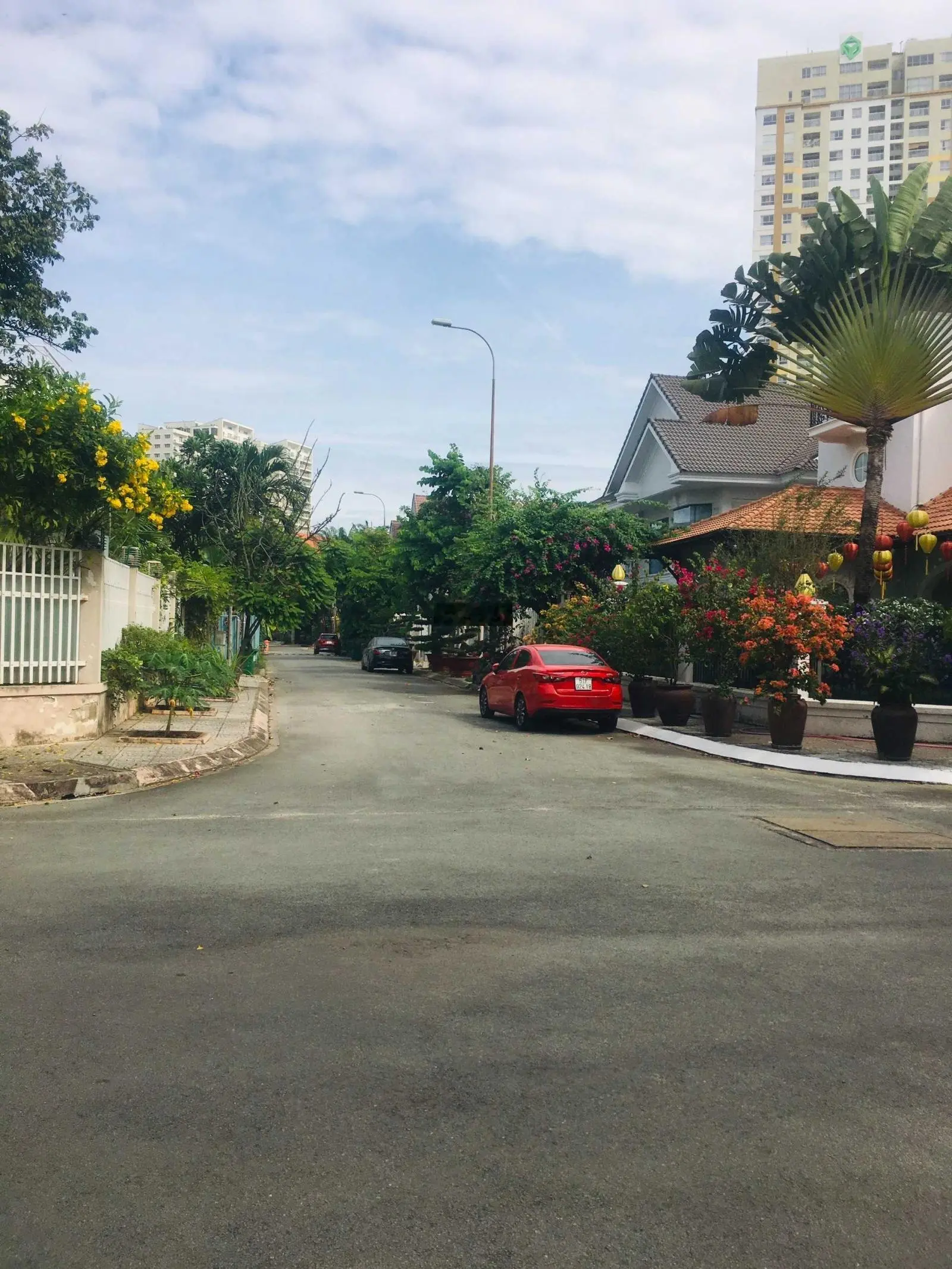Bán biệt thự cũ 2 mặt tiền Thảo Điền, sân vườn rộng lớn 620m2 nở hậu nhẹ 25x27m. 186 tr/m2 - 115 tỷ