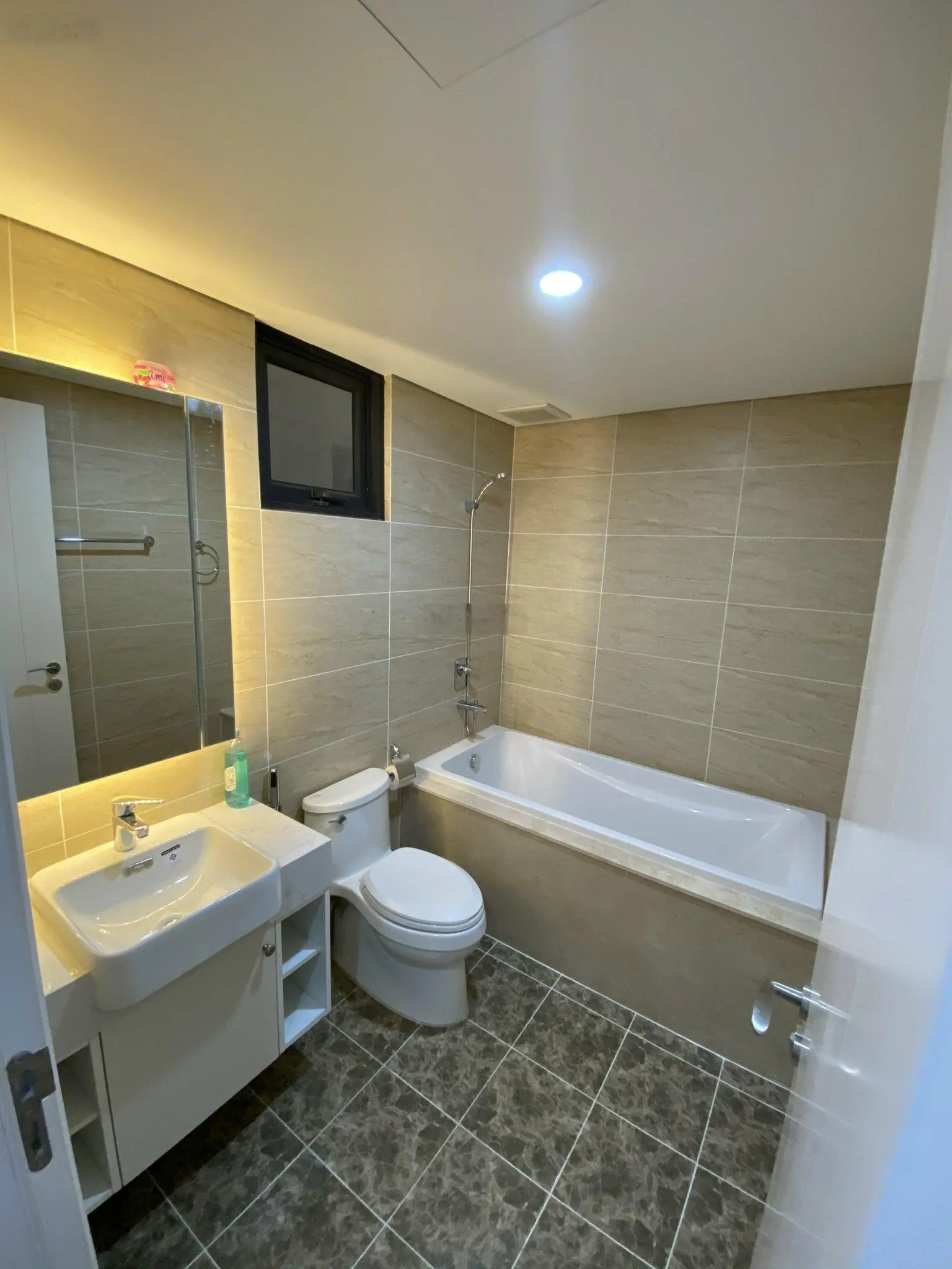 (Chỉ 7.6 tỷ). Bán 3PN 2WC full đồ tầng trung view thoáng sổ đỏ lâu dài chung cư Vinhomes D'Capitale