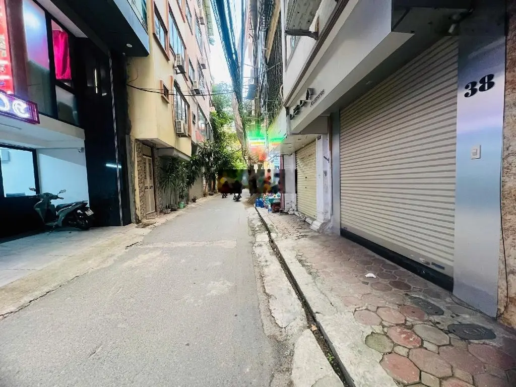 Vị trí nhà nằm mặt ngõ rộng, ô tô 29 chỗ đỗ cửa, vỉa hè 2 bên, kinh doanh bất chấp các thể loại.