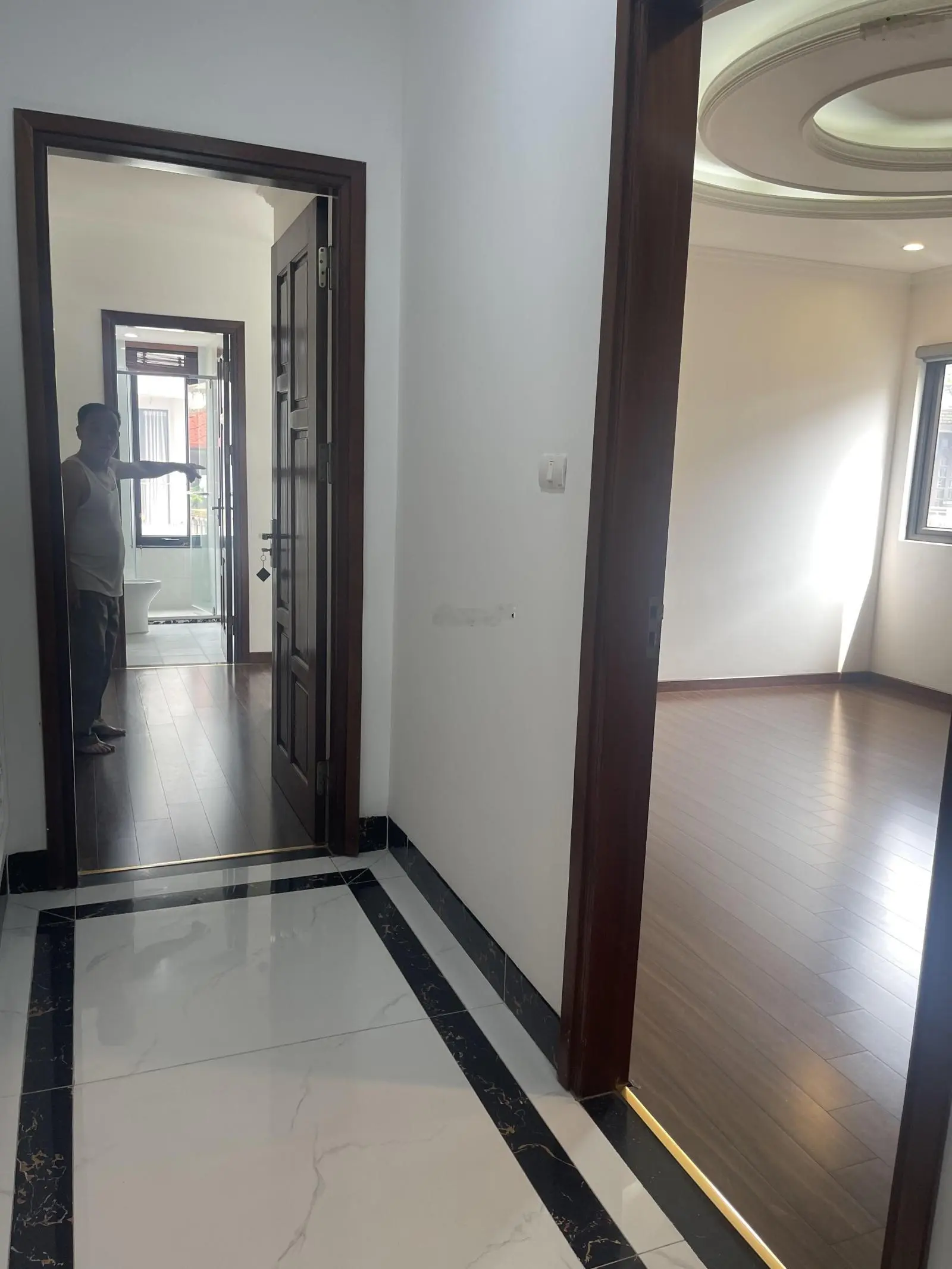 Bán toà nhà văn phòng 9 tầng tại phố Quan Nhân giá 30 tỷ sổ đỏ full nội thất thang máy êm ru