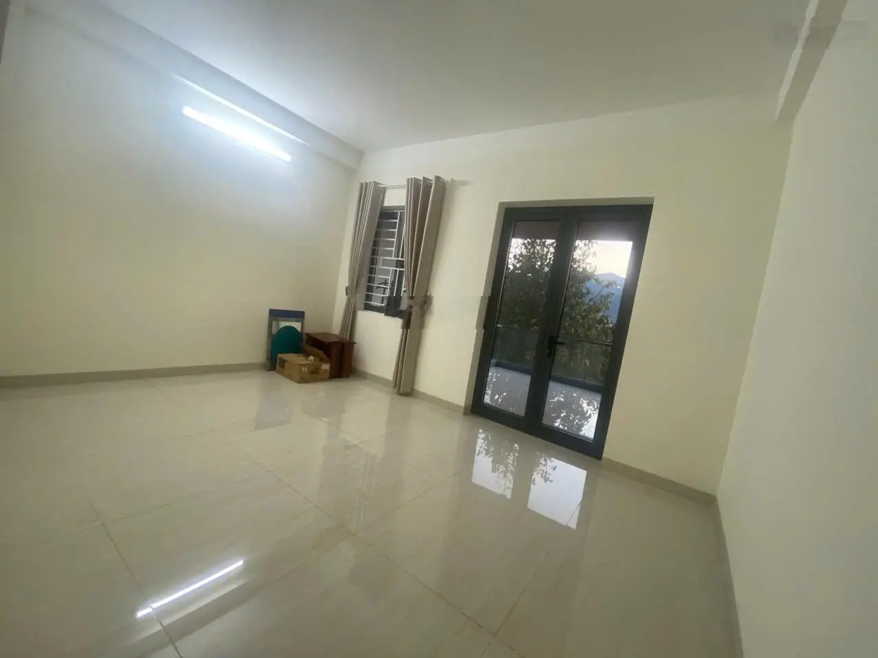 Bán nhà 4 tầng mặt tiền đường Võ Văn Kiệt DT 100m2, có sẵn điện năng lượng, để lại nội thất có TL