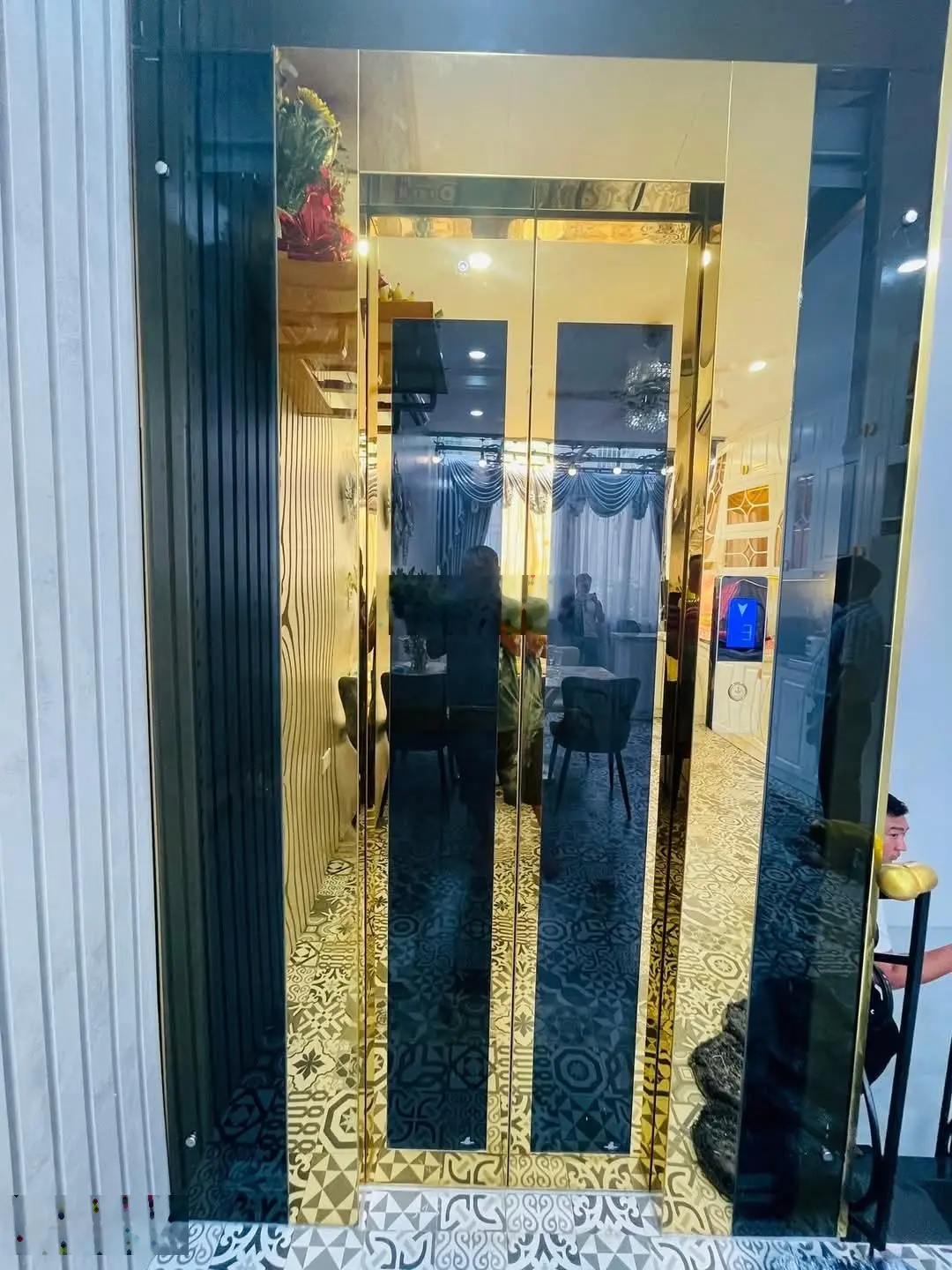 Lương Định Của, Đống Đa. DT 33m² x 4 tầng, MT 3,7m, giá 8,65 tỷ. Nội thất xịn, thang máy nhập khẩu.