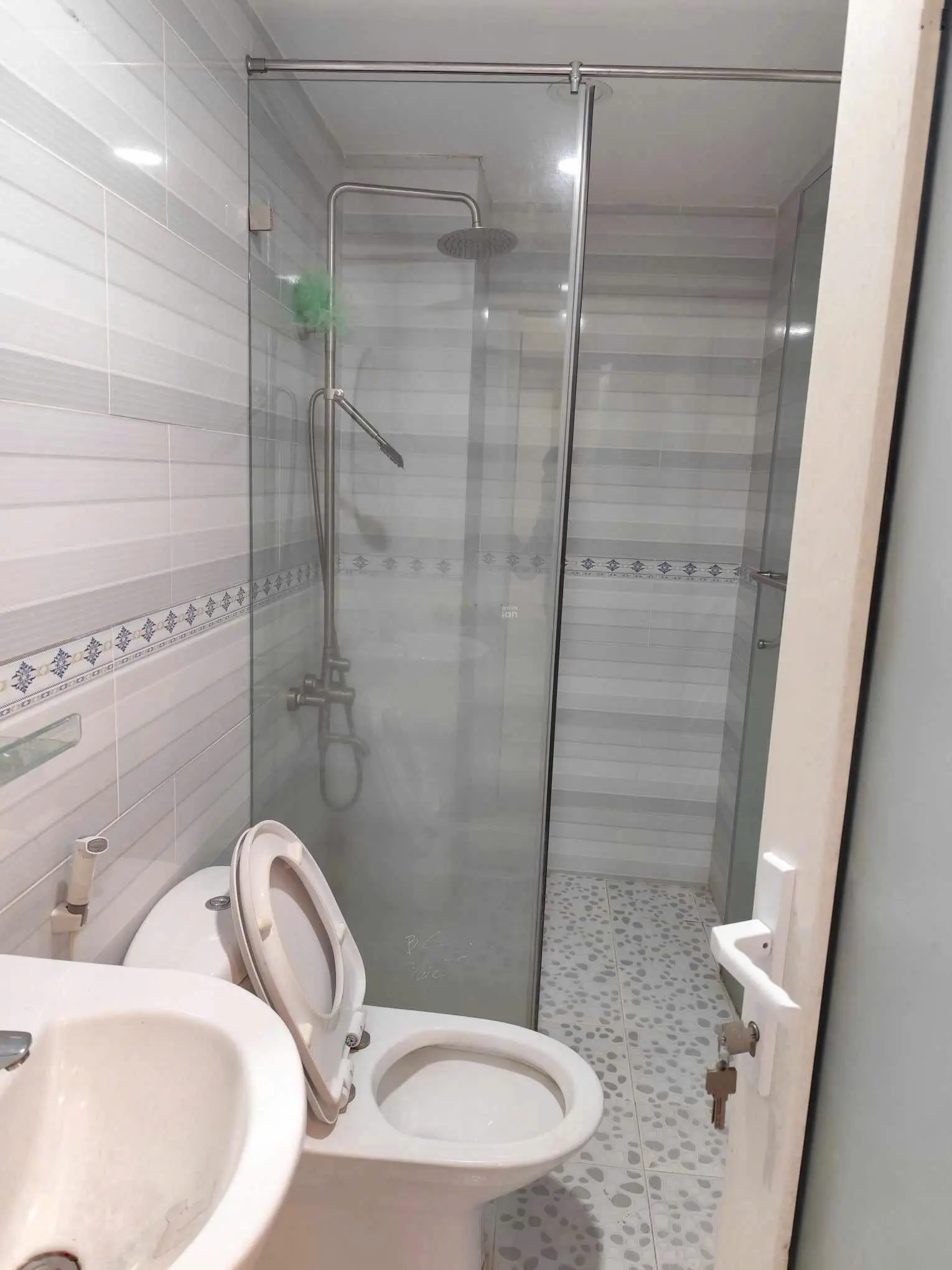 Bán gấp nhà 1T3L, gần trường đại học Ngân Hàng, xây kiên cố,4PN,đường rộng 6m,khu an ninh. Hơn 7tỷ