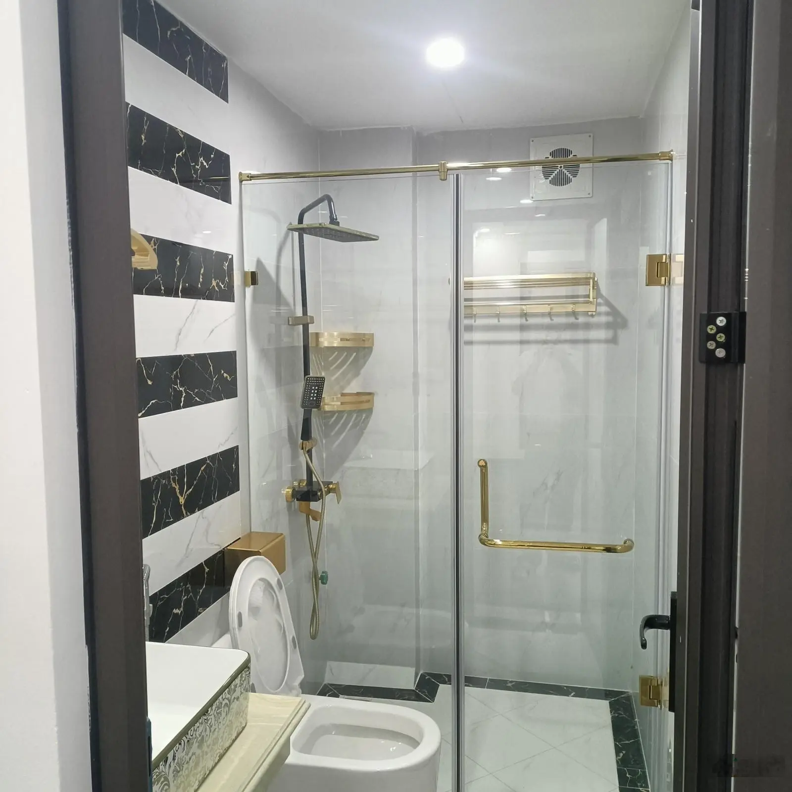 Cần Bán Nhà riêng Mặt phố Hào Nam 60m 6 tầng MT 4,0 m hơn 20 tỷ lô góc KD sầm uất vỉa hè 6m ÔTô.