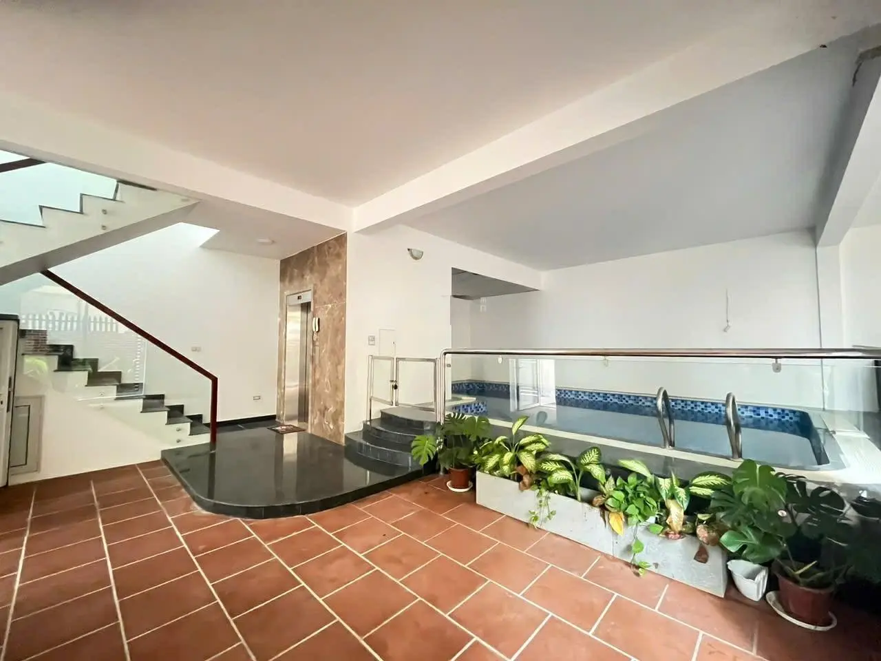 Cần bán nhà biệt thự lô góc phố Quảng Khánh, Tây Hồ 126 m2, 5 tầng, MT 10m, view Hồ Tây, giá 62 tỷ