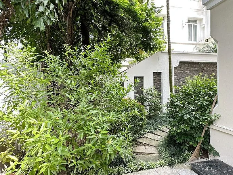 Bán biệt thự sân vườn tại Ciputra, 324m2, 4 phòng ngủ, nội thất cơ bản