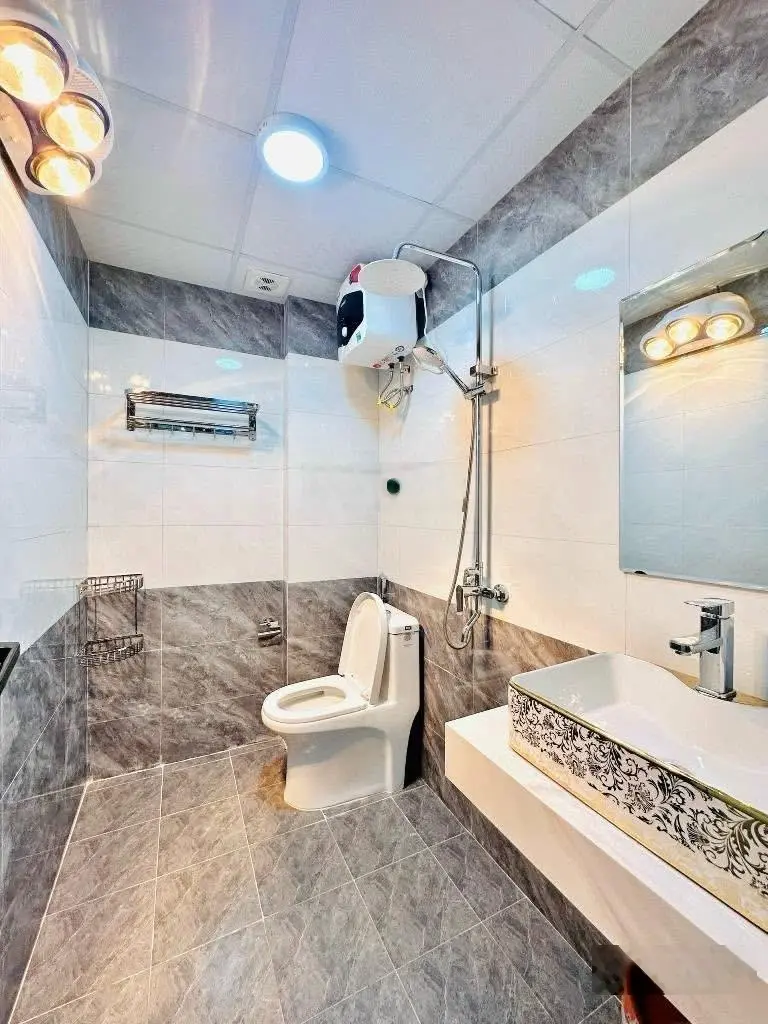 Chị gái nhờ bán nhà Phố Lĩnh Nam 34m2, 5 tầng, 3 ngủ Giá hơn 5 tỷ. Ngõ nông, thông, 10m ra oto đỗ.