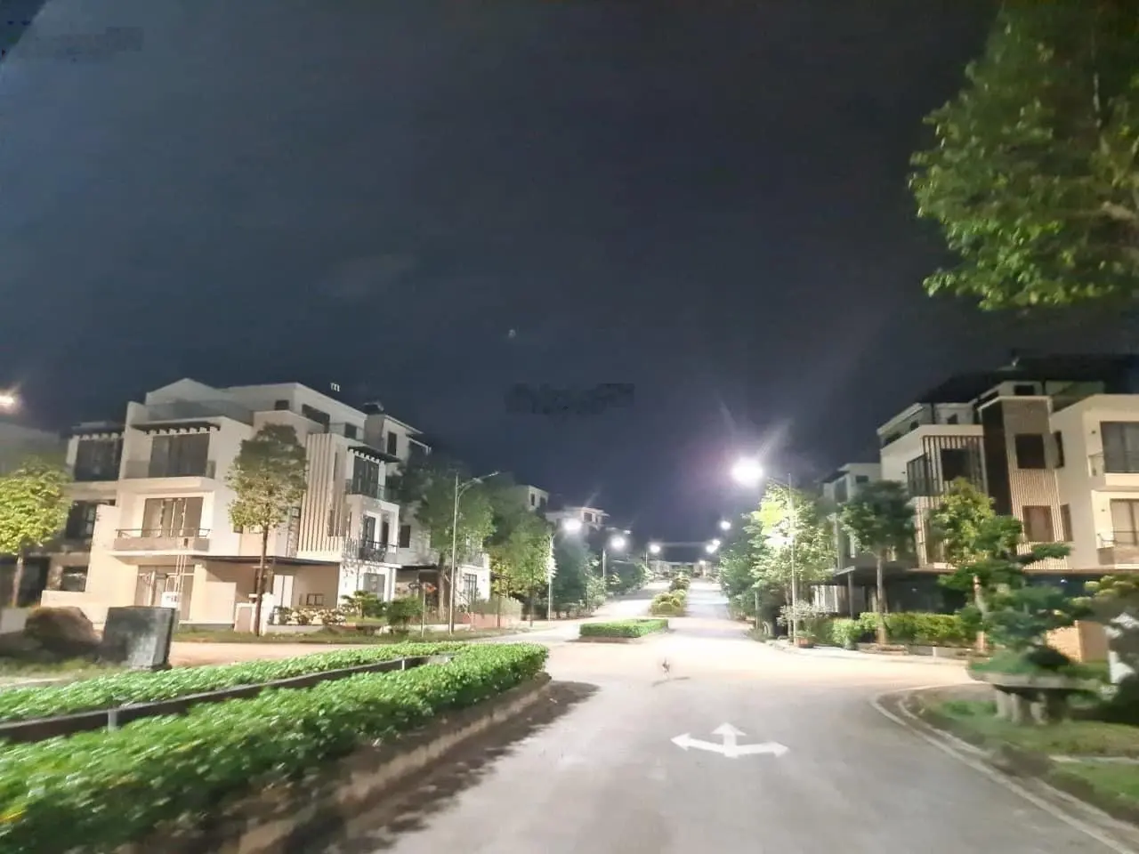 Chủ nhà mua từ đầu F1 cần bán bt song lập có sổ trục chính, giá cần bán nhanh.
