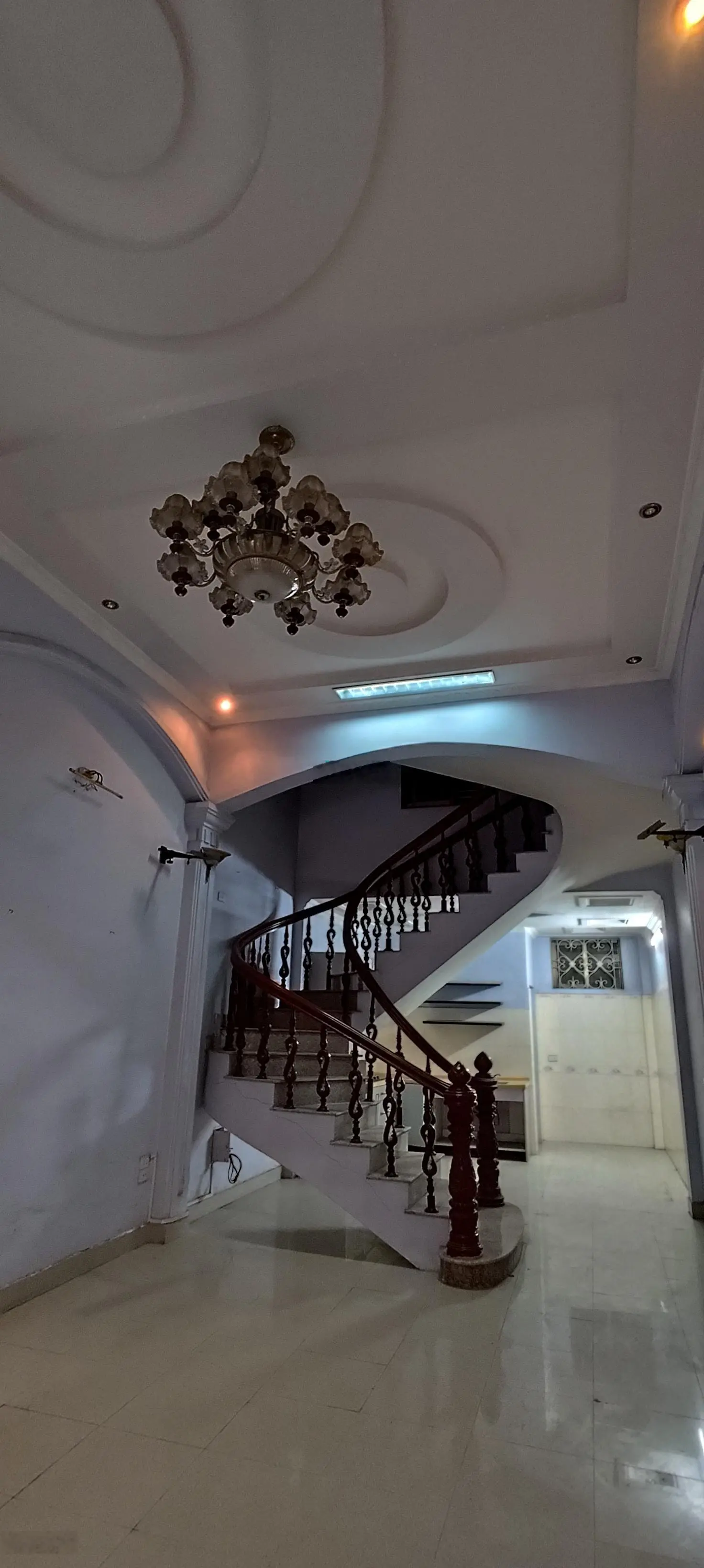 Bán nhà 4 tầng cũ cách mặt đường Tô Hiệu chỉ vài bước. Giá: 6,1 tỷ
