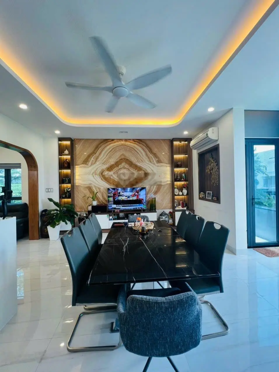 Bán Nhà Phố Liền Kề Tại Bưng Ông Thoàn, 13,868 tỷ, 94m2, 3 Tầng BTCT gồm 4PN, 4WC, pháp lý đầy đủ.