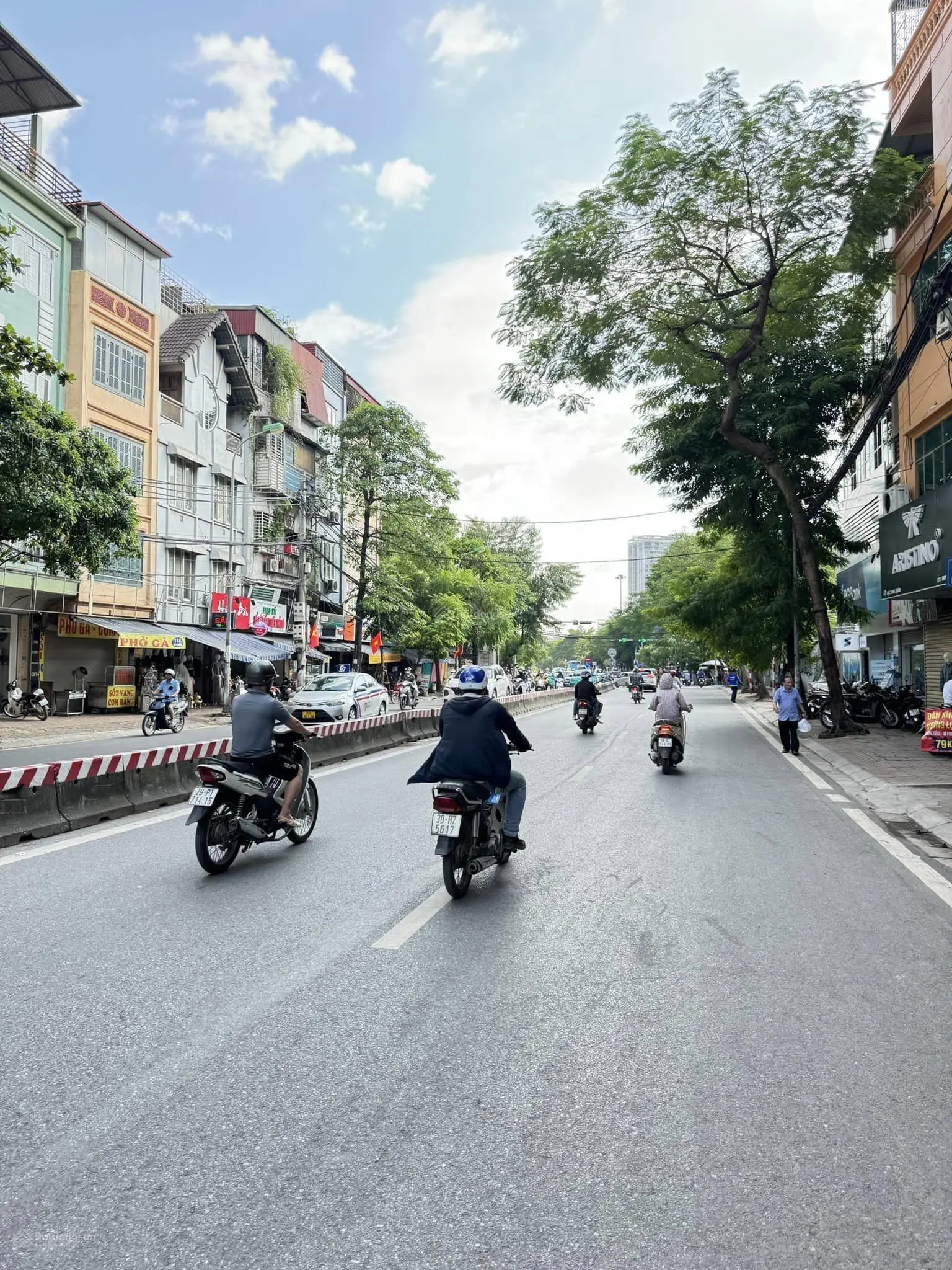 Bán nhà mặt phố, thang máy, vỉa hè rộng Lạc Long Quân, Tây Hồ 62m 7 tầng MT 5m 24.5 tỷ