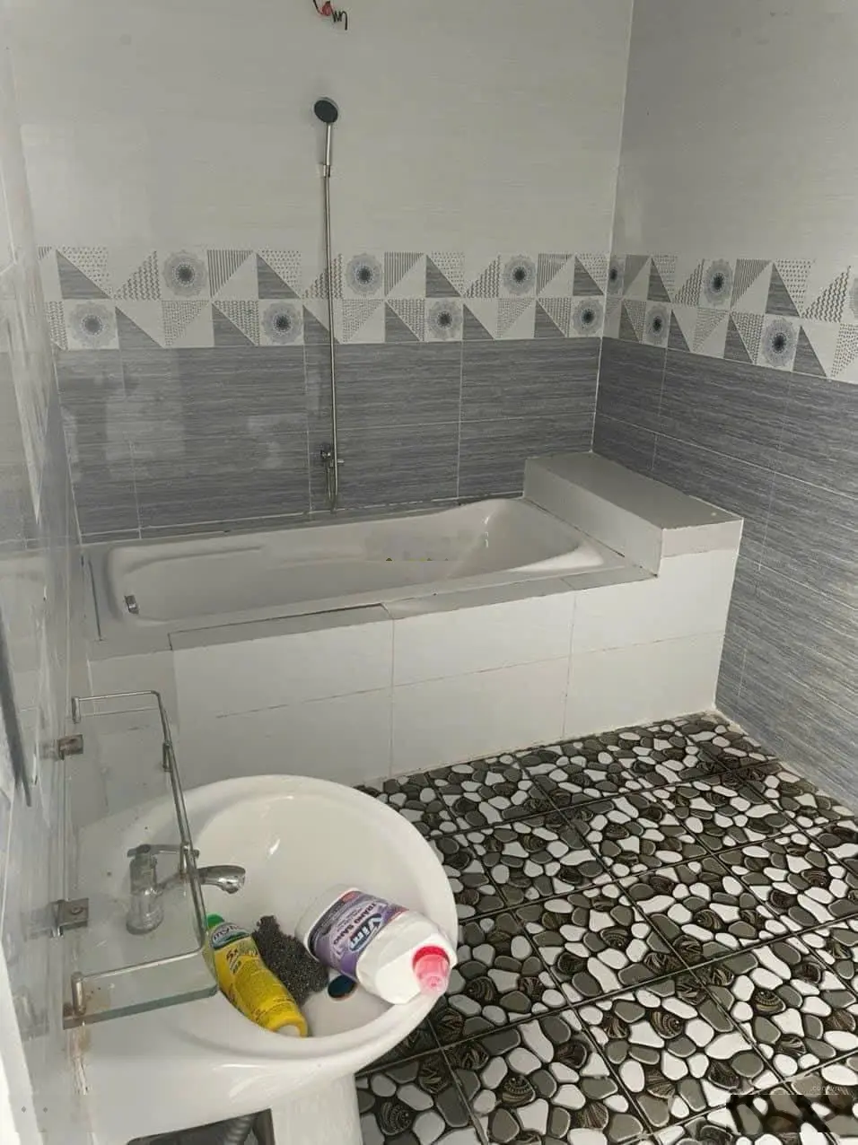 Ngộp. Nhà lầu nóc Thái, đường xe hơi, 4x25 thổ, kv4 thị trấn Đức Hòa, 2tỷ150tr