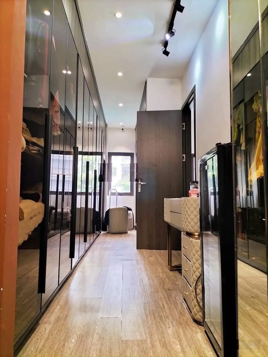 Bán nhà Vương Thừa Vũ - phân lô - gara oto tránh - ở cực sướng - 50m2 x 5 tầng mặt tiền 4m