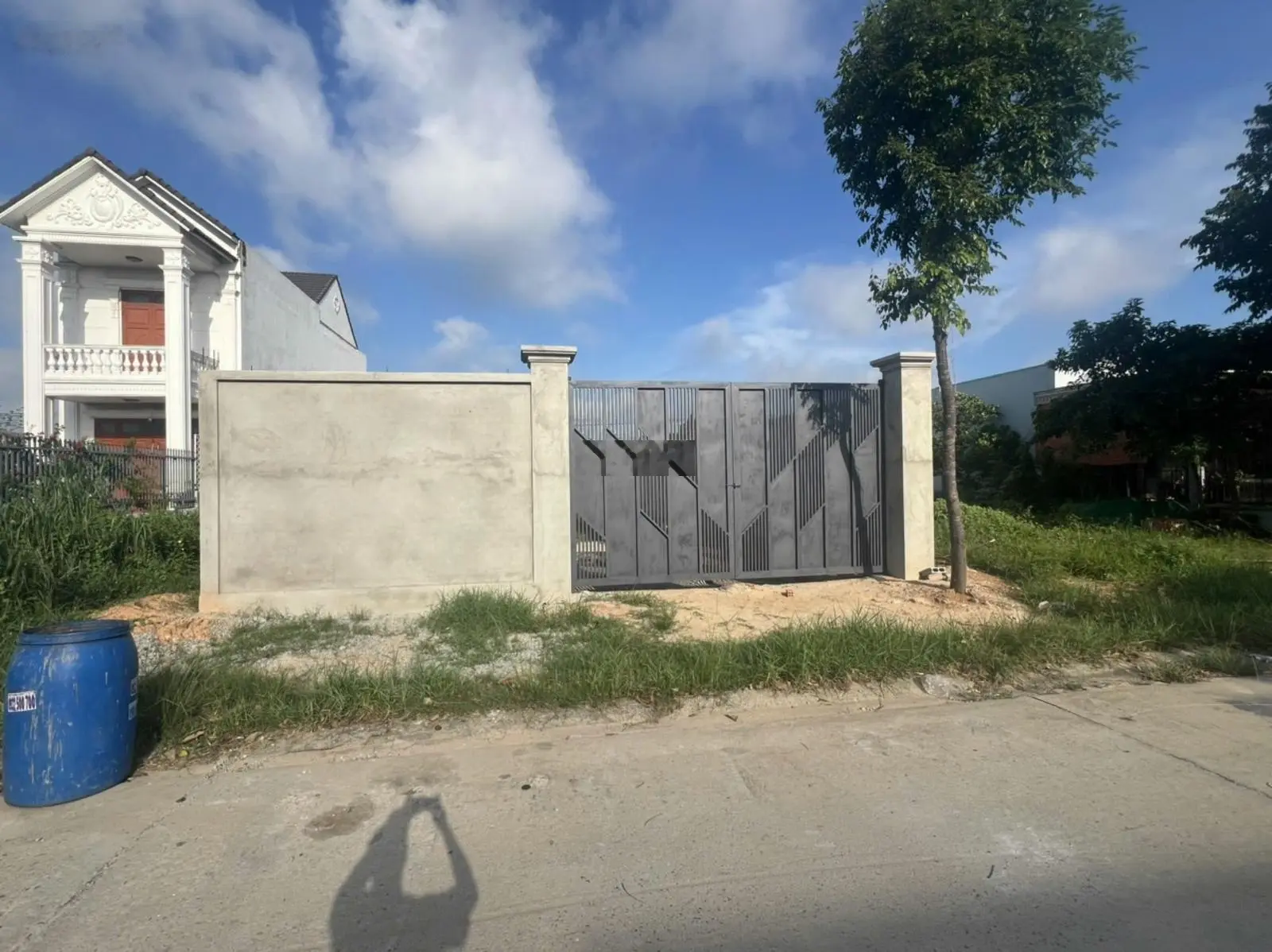 10x30 giá rẻ 2 sổ rời đã xây hàng rào kiên cố, đường thông dài kinh doanh đa ngành nghề