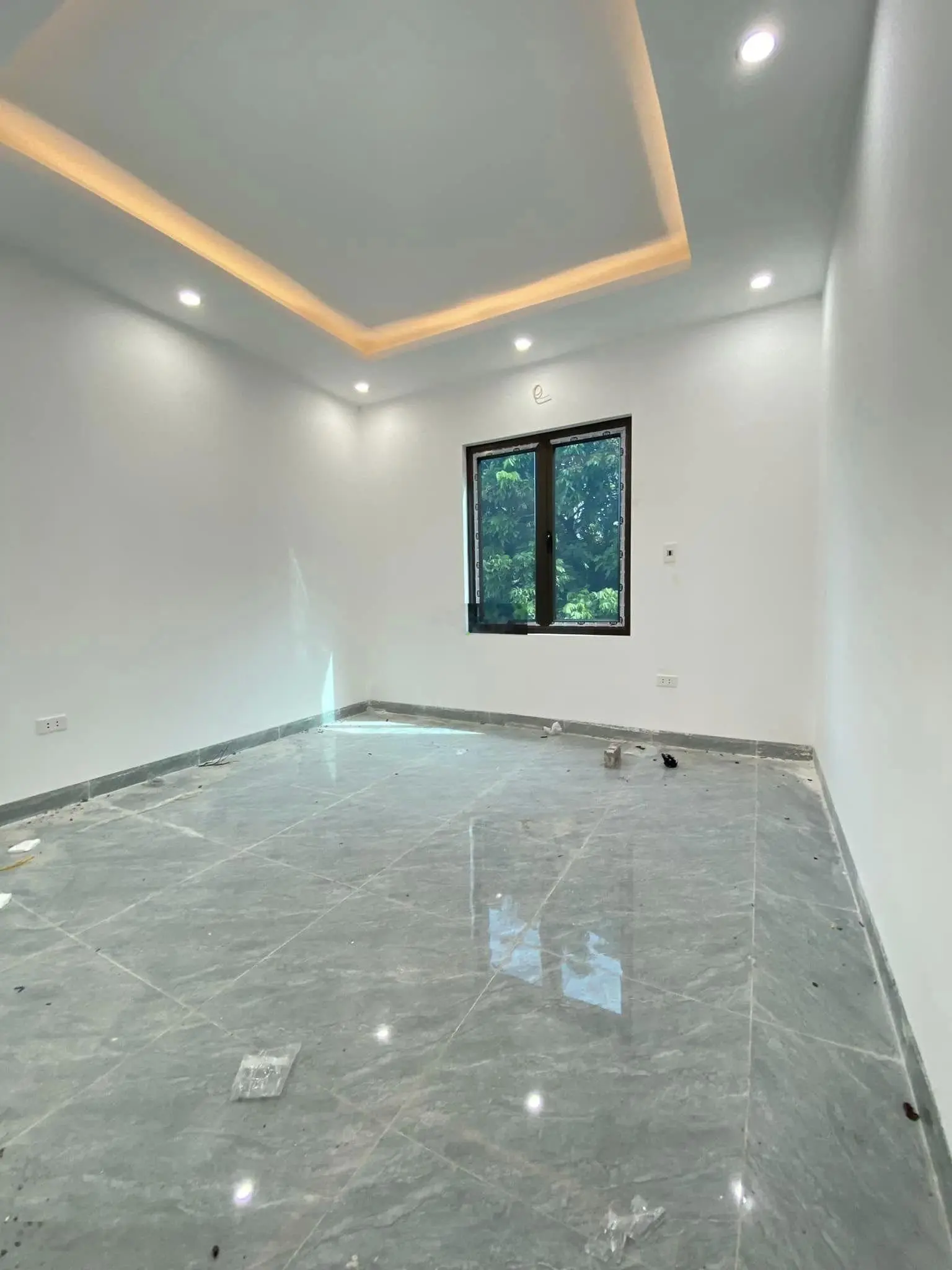 Nhà 4 tầng ngõ thông, ô tô chạy qua nhà, cách 20m ra hồ điều hòa thoáng mát - 40m2 - giá chỉ 2.4xtỉ