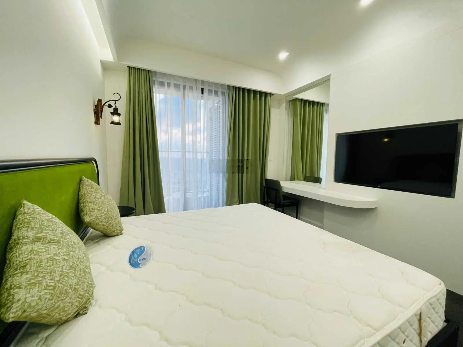 Cần bán gấp căn studio-view hồ bán nguyệt -sổ hồng lâu dài - bàn giao full NT - 1,9 tỷ 0919 755 ***