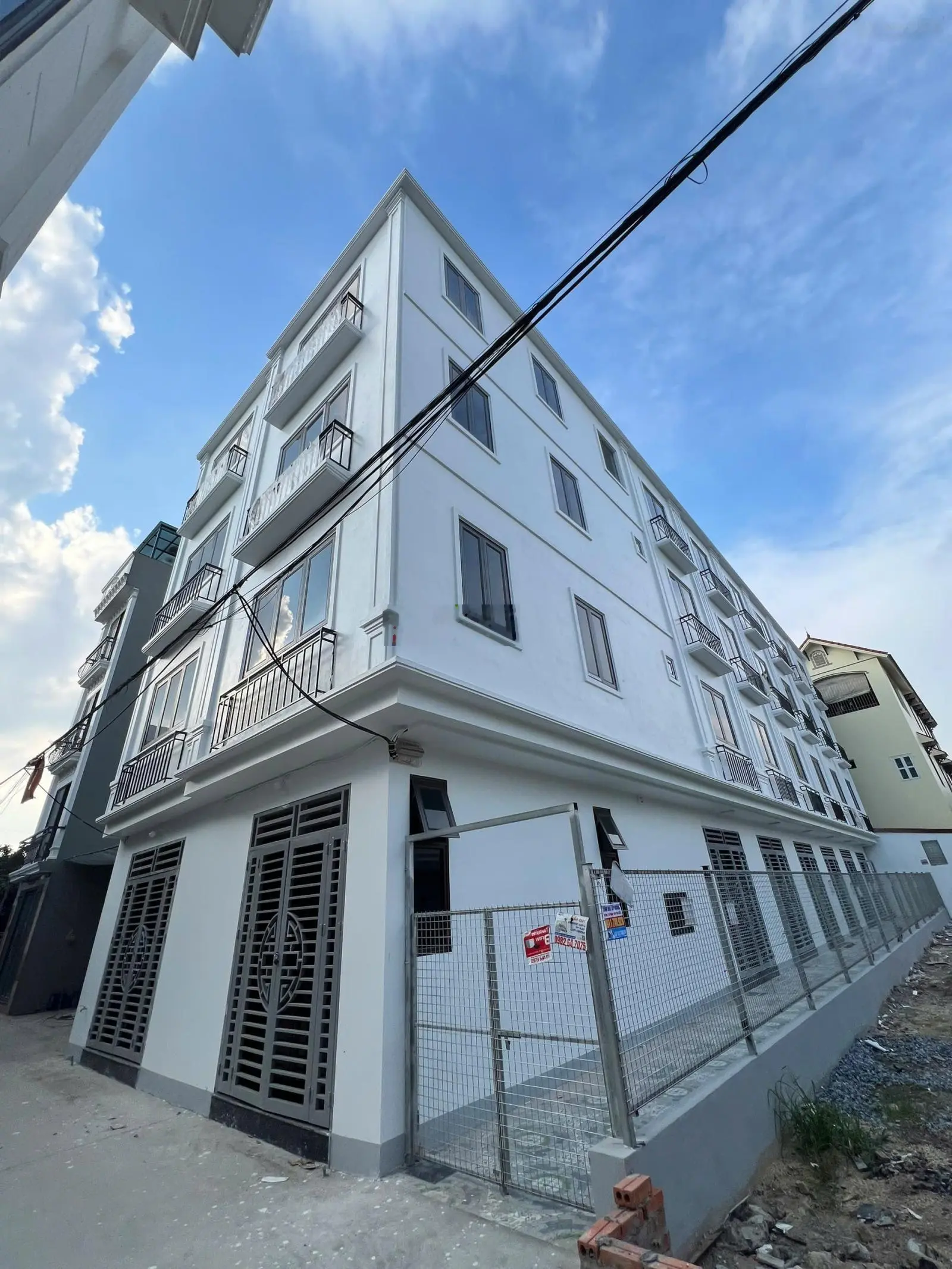 Duy nhất 1 căn ôtô đỗ cổng tại Phụng Châu, giá tốt chỉ 2,95 tỷ 32m2*4T 3PN. Sát trường SP thể thao