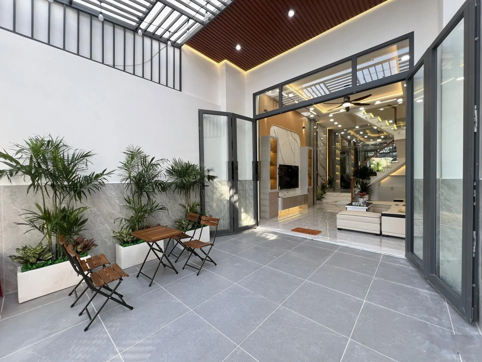 Nhà mới DT 80m2 sân ô tô ngay chợ Thạnh Xuân đường thông chỉ 6.3 tỷ