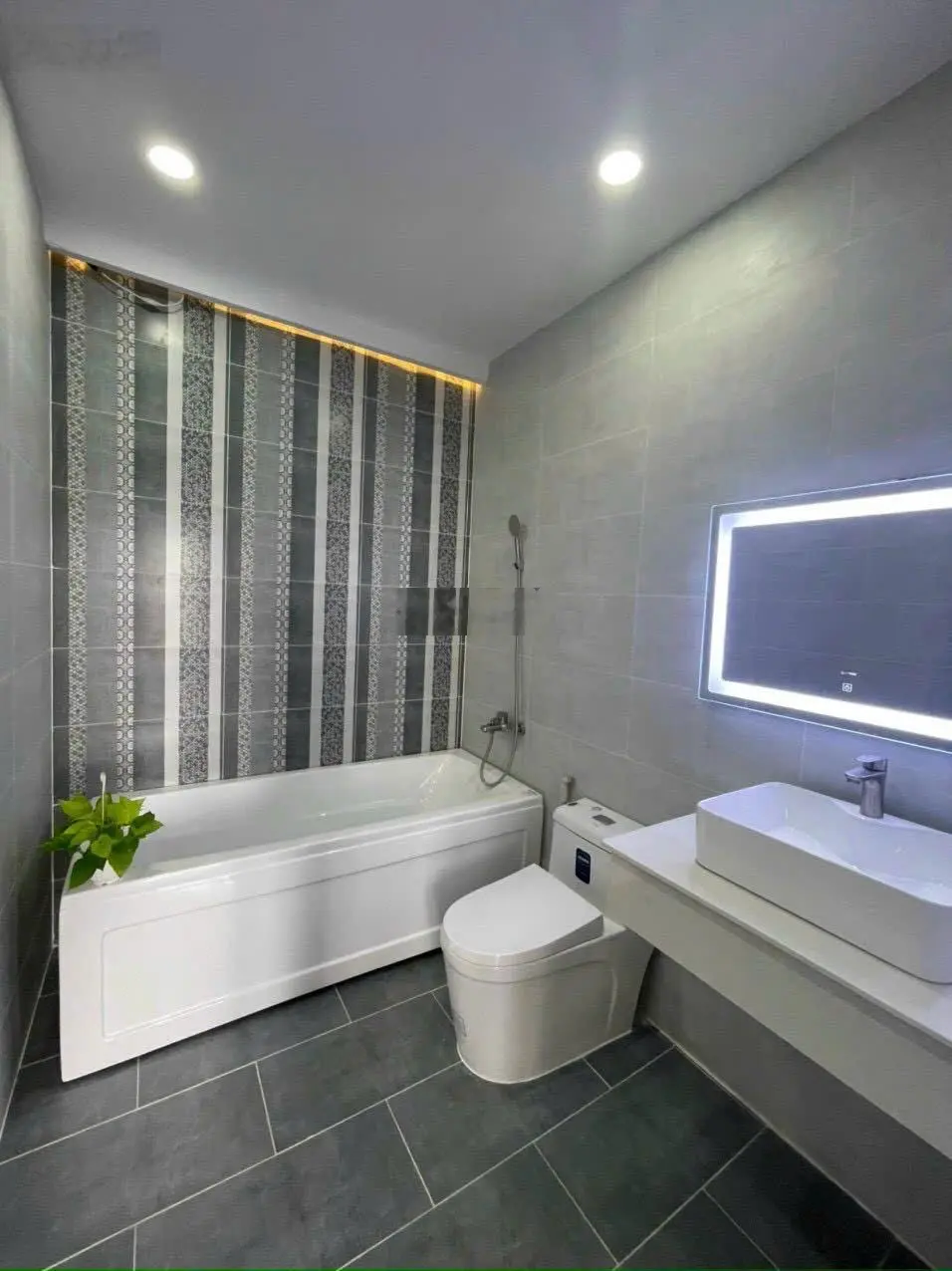 Bán gấp nhà mặt tiền đường số 10a, phường 6, Quận 4.