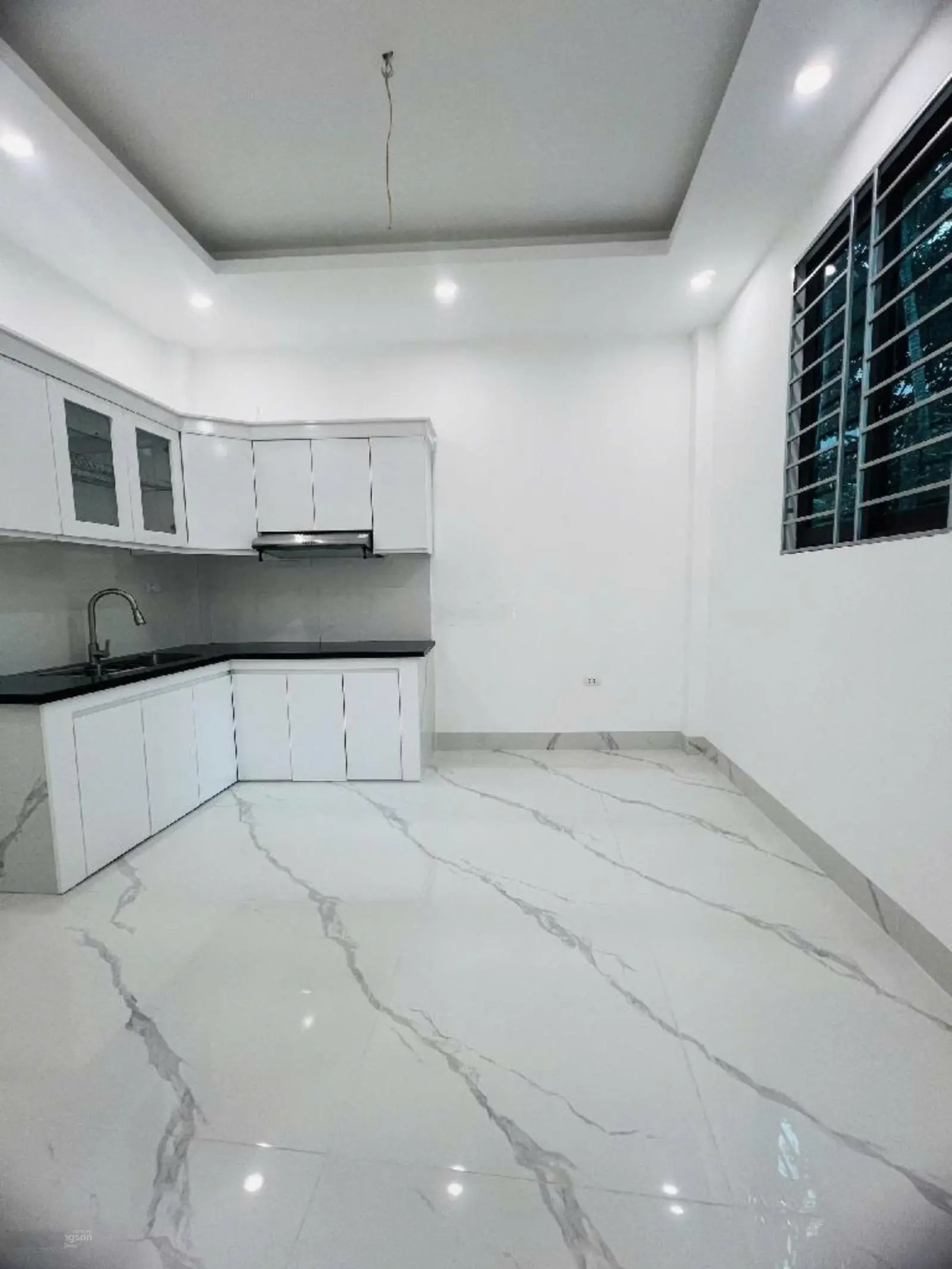 Hiếm! 7 chỗ vào nhà! Bán nhà Tây Mỗ 40m2x5T, nhà mới, lô góc, dân trí, cạnh Vinhome, giá chỉ 5.5 tỷ
