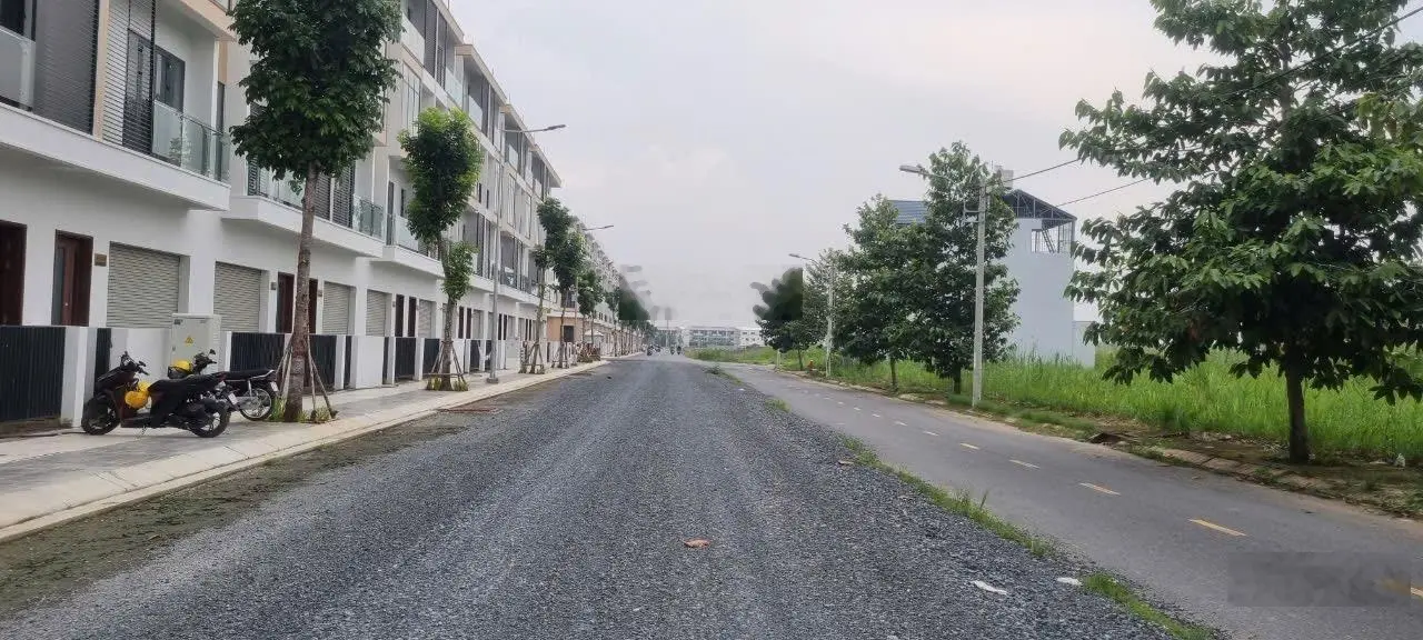 Giá cực tốt, đường số 33 DA Saigon Village lộ giới 21m, đối diện T&T Millennia, DT 80m2, chỉ 2tỷ450