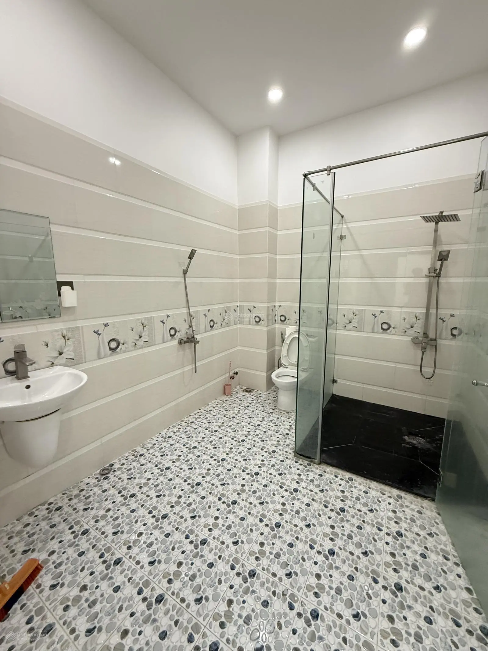 Bán nhà KDC Hiệp Thành 3, nhà 1 trệt 2 lầu 4 phòng ngủ, sân oto nhà đã hoàn công