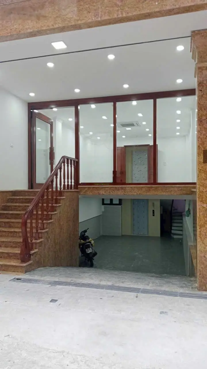 Siêu phẩm phố Trung Kính, thông sàn, tầng hầm, thang máy. Kinh doanh văn phòng, đường 8m ô tô tránh