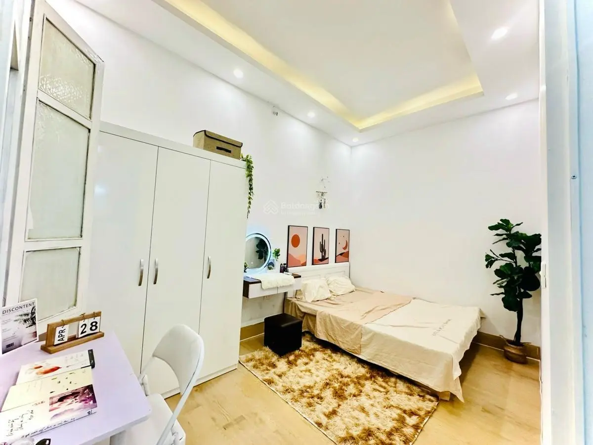 Nguyễn Chí Thanh. Nhà đẹp, ngõ thông tứ tung, gần ô tô tránh, ra phố chỉ vài chục mét