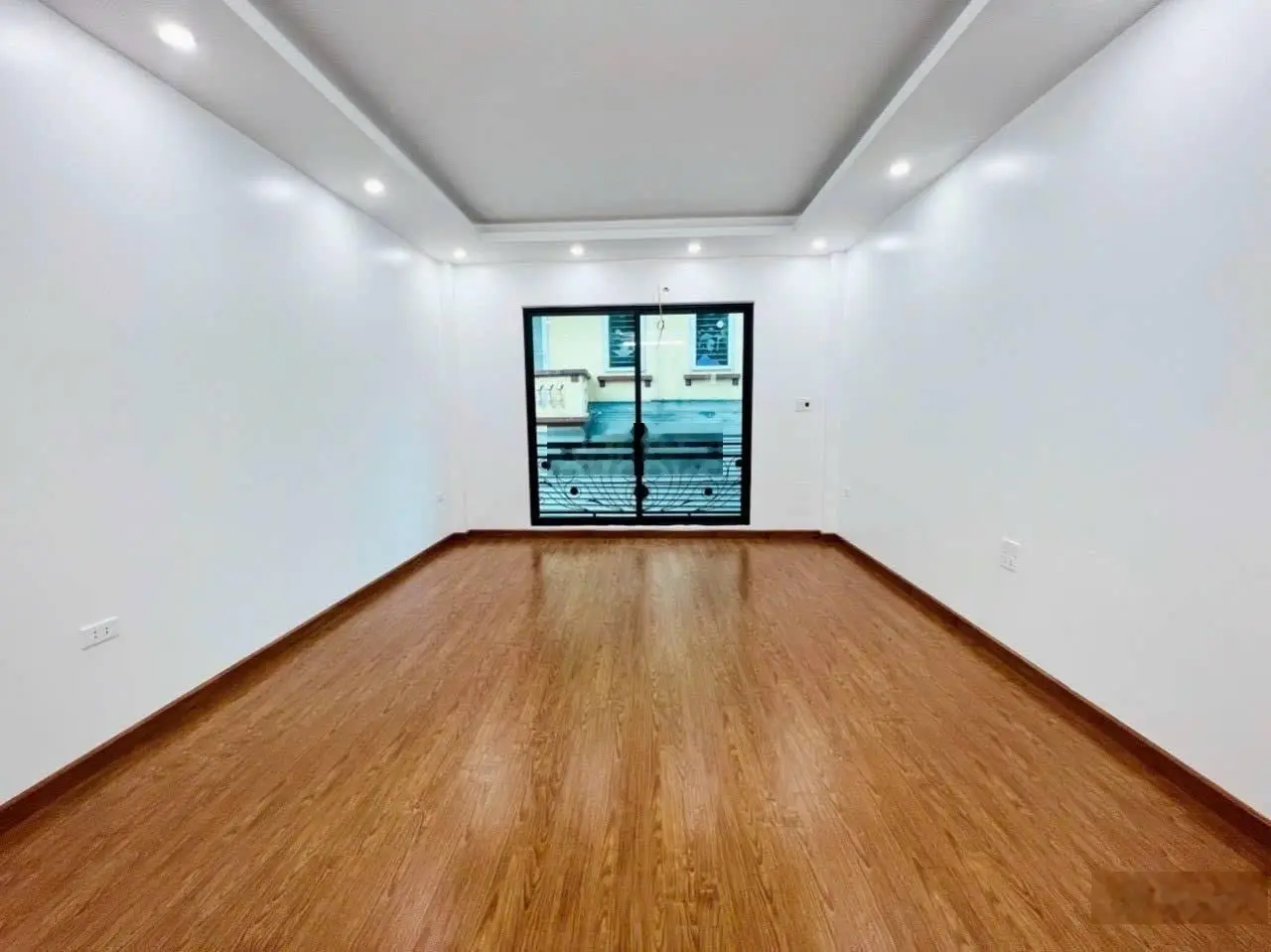 Siêu phẩm 1 lô nhà 5 tầng mới tinh, sổ sẵn, GPXD đầy đủ, ngõ ô tô đỗ. Giá tốt. LH 0913 968 394