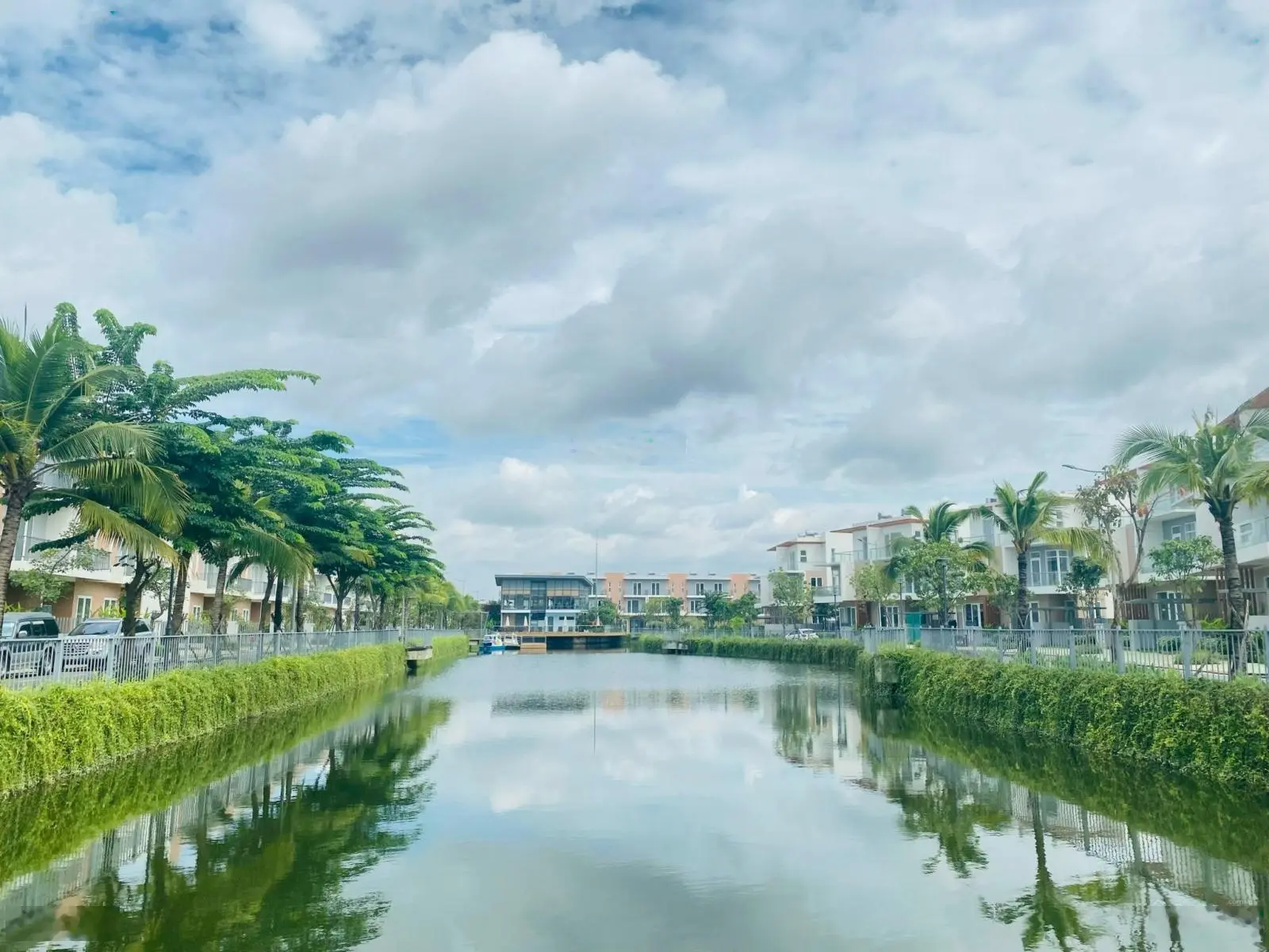 Bán biệt thự view hồ Dragon Village 120m2 - sổ hồng sẵn chỉ 8.3 tỷ 0938 030 ***