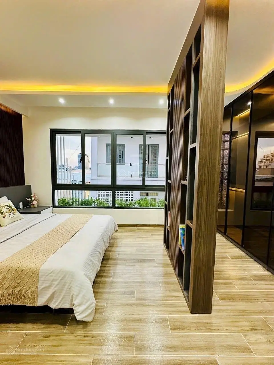 Nhà ngay ngã tư ga, sát bên chợ Cầu Đồng, DT:5,2X10M, Lửng, 3Lầu, 4PN, Gara ô tô, Sân thượng.