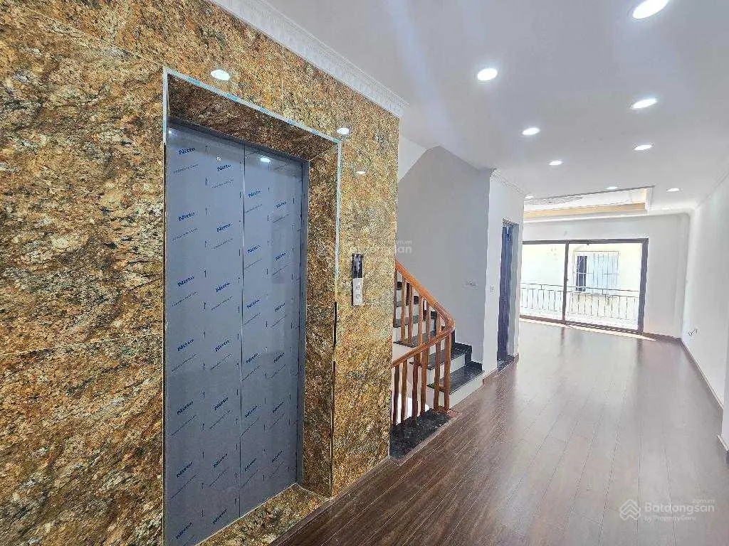 Bán nhà đẹp Đông Mỹ, thang máy, gara ô tô, nhà mới 65m x 5 tầng, MT 4,5m, full nội thất, ở ngay